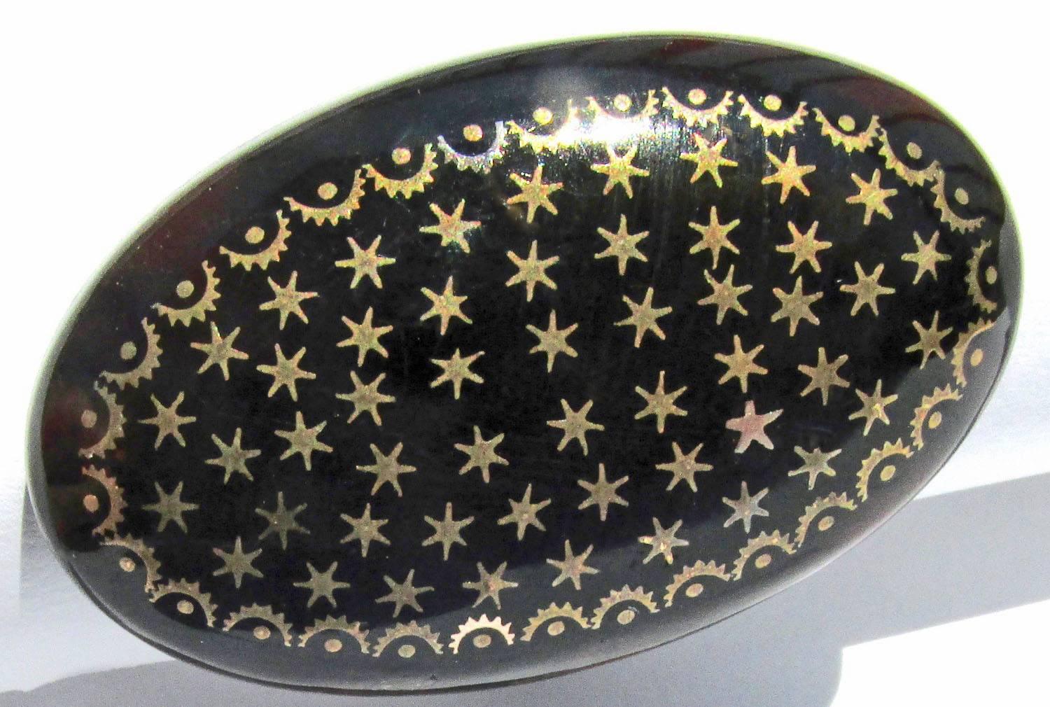 Rare Victorian oval pique ring decorated with stars and a scalloped border. Pique was brought to England by the Huguenots who developed the technique for inlaying tortoiseshell with gold and silver. This piece is inlaid with gold. The ring is a size