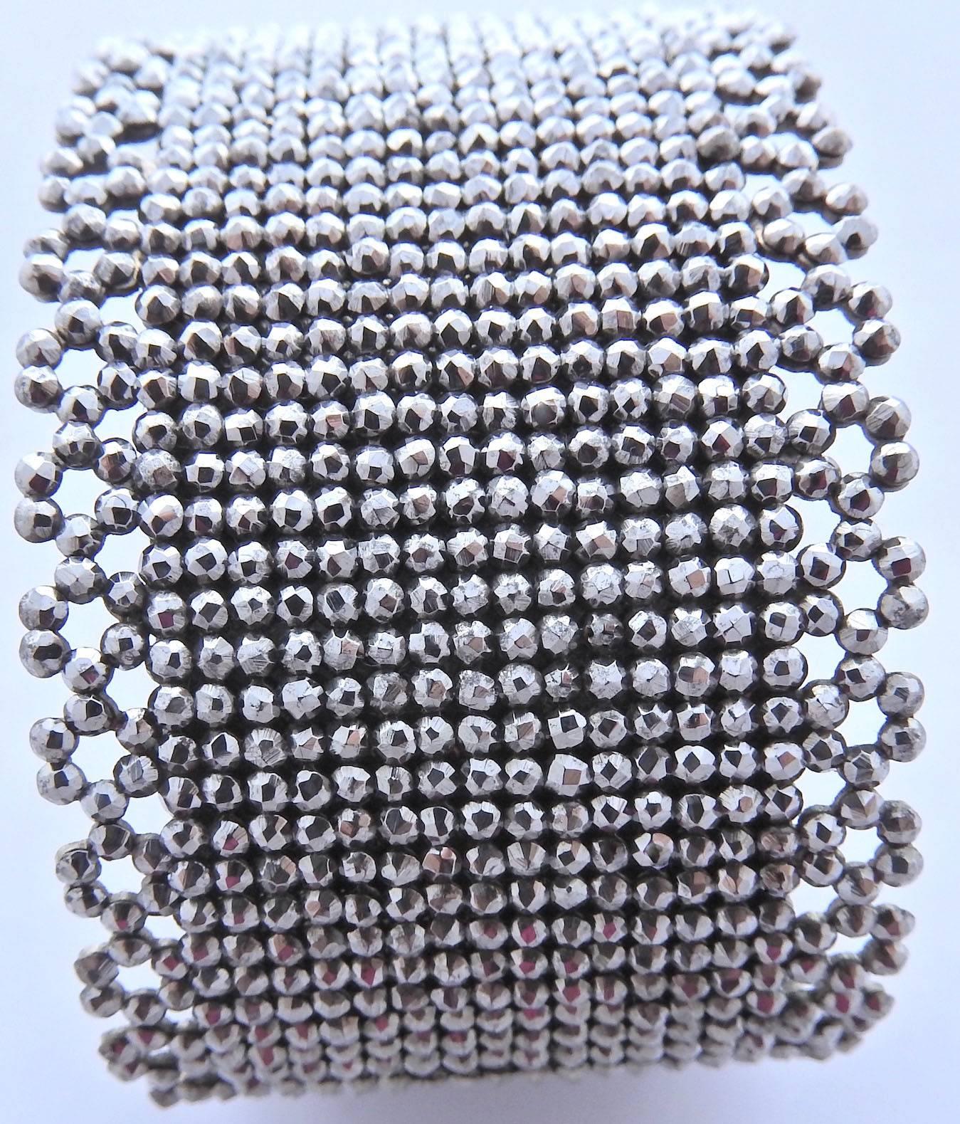 Das kühne viktorianische Manschettenarmband aus geschliffenem Stahl ist ein ungewöhnliches und erstaunliches Beispiel für den beliebten geschliffenen Stahlschmuck der viktorianischen Ära. Geschliffener Stahl wurde als Ersatz für Diamanten