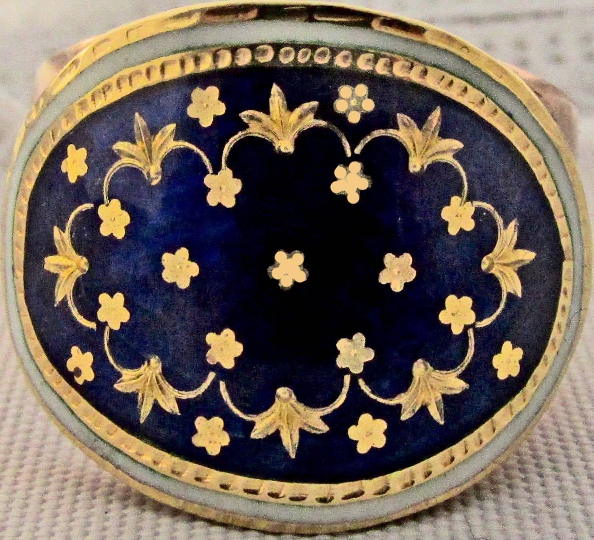 Elegant George III 9K gold ring decorated in cobalt blue & white enamel in a flower and leaf design. The ring is engraved on the inside 