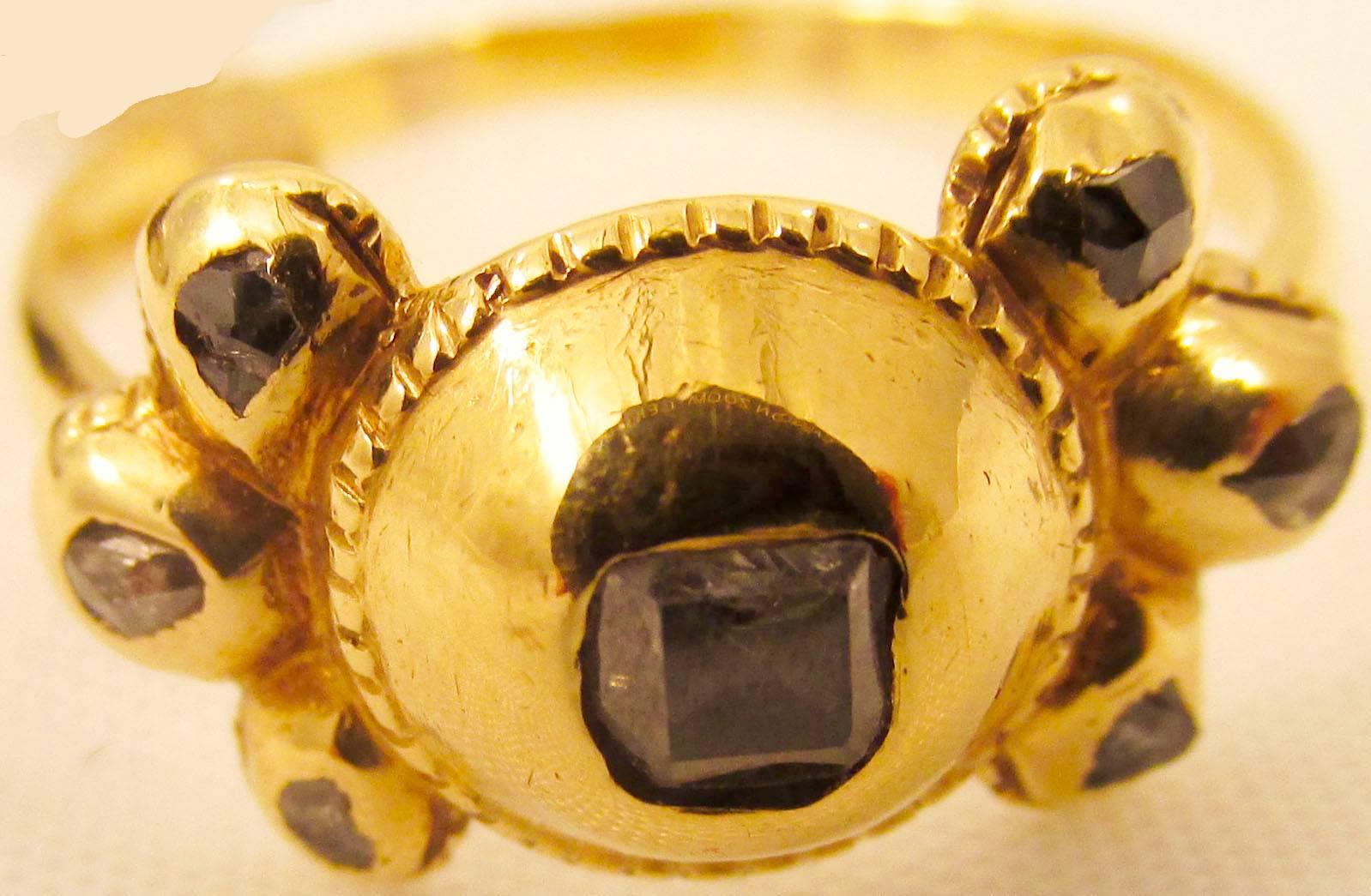 Seltener spanischer Ring aus dem achtzehnten Jahrhundert in 18 Karat Gold:: besetzt mit frühen Diamanten im Tafelschliff. Es ist ungewöhnlich:: einen so frühen Ring in ausgezeichnetem Zustand zu finden. Wir datieren es auf c. 1780. Eine wunderbare