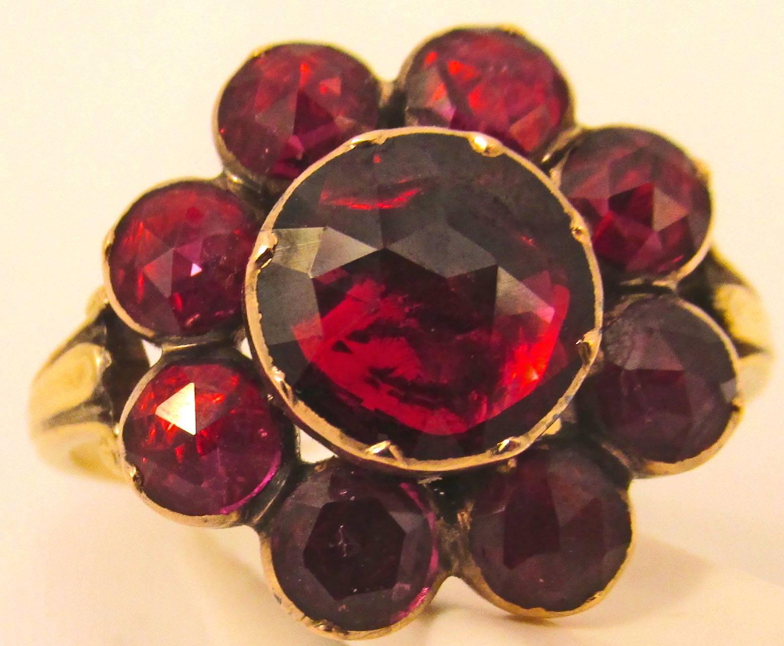 Frühviktorianischer Granat-Cluster-Ring, gefasst in 18 Karat Gold. Die Granate haben eine helle und lebendige Farbe und verleihen dem Ring viel Schwung. Der Ring ist eine Größe 8 und misst  5/8
