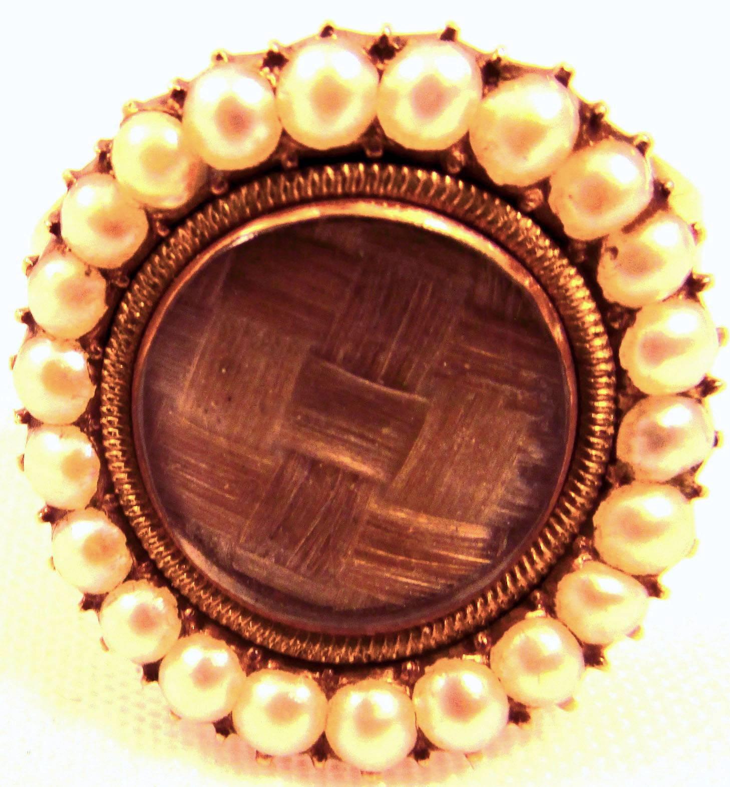 Ravissante bague géorgienne en perles naturelles et cheveux tressés, sertie en or jaune 12 carats. Les différentes nuances de cheveux indiquent probablement qu'ils proviennent d'un mari et d'une femme, un symbole de leur unité. Un merveilleux