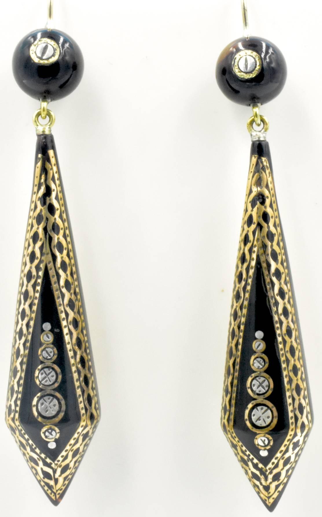 Eleganti orecchini vittoriani in piqué intarsiati d'oro e d'argento con un bellissimo disegno geometrico. Il piqué, la tecnica di intarsio di metalli preziosi nella tartaruga, fu portata in Inghilterra dagli Ugonotti quando furono espulsi dalla