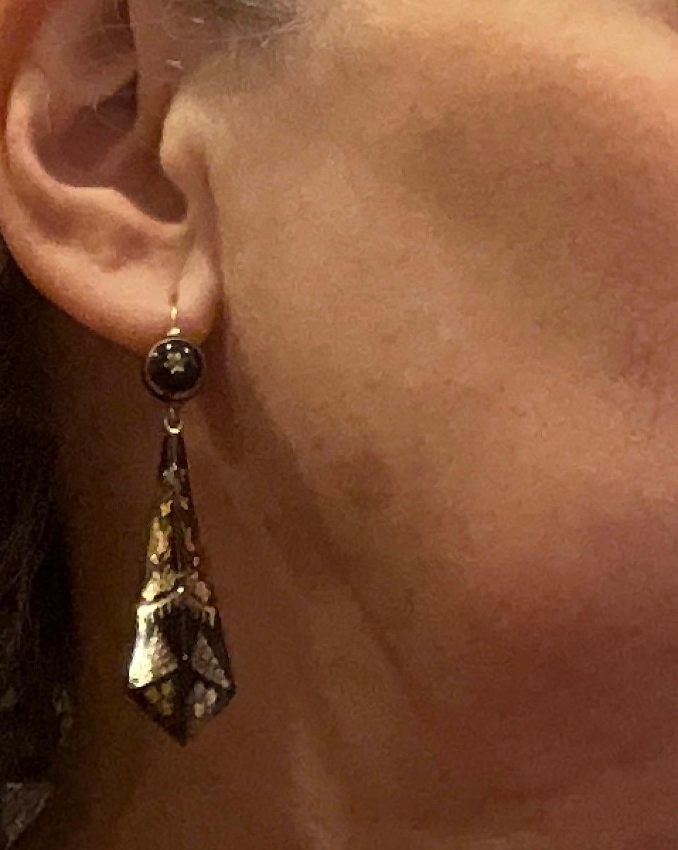 C1880 Pique Pose Earrings in a Long Pyramid w/ Inlaid gold behive pattern en venta 6