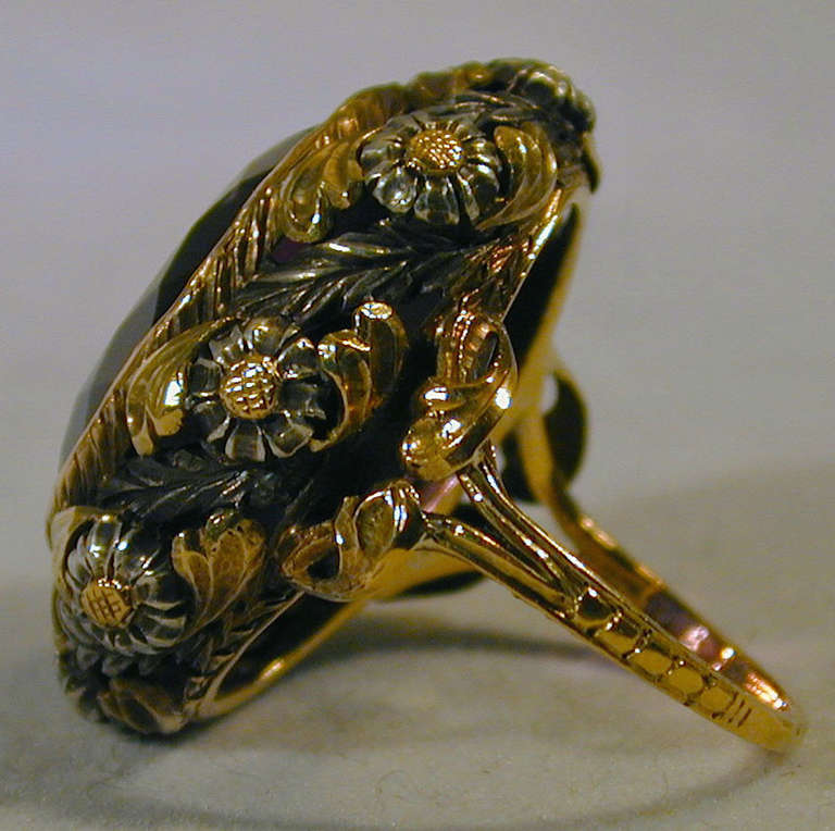 Frühviktorianischer großer, wunderschön facettierter Amethystring in einer komplizierten Fassung aus 15 K Gold und Silber mit Blumenmotiv. Dieser beeindruckende Ring ist ein echter Hingucker, egal wo er getragen wird. Der Ring ist eine Größe 6 1/2
