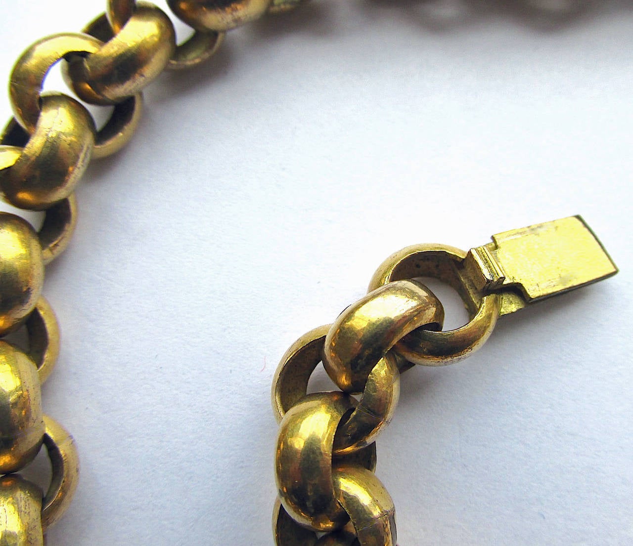 Antique Pinchbeck Muff Chain with Barrel Clasp In Excellent Condition In Baltimore, MD