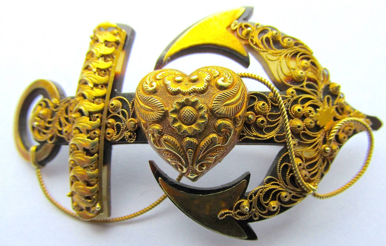 Wunderschöne viktorianische Anker- und Herz-Anstecknadel aus 18K Gold-Cannetille und Pique. Die Goldarbeit ist außergewöhnlich mit Cannetille-Schlössern und Perlen sowie geprägten Blüten und Blättern. Die Brosche kann auch an einer Kette getragen