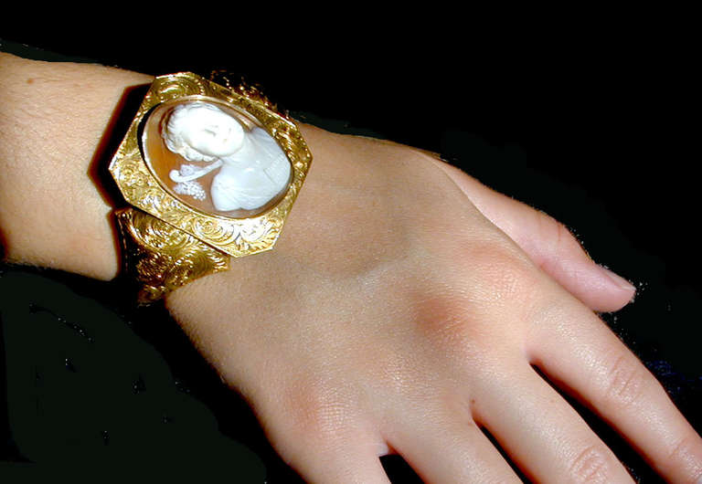 Antique Early Victorian Shell Cameo Gold Bracelet of Pan, circa 1840 For Sale 4