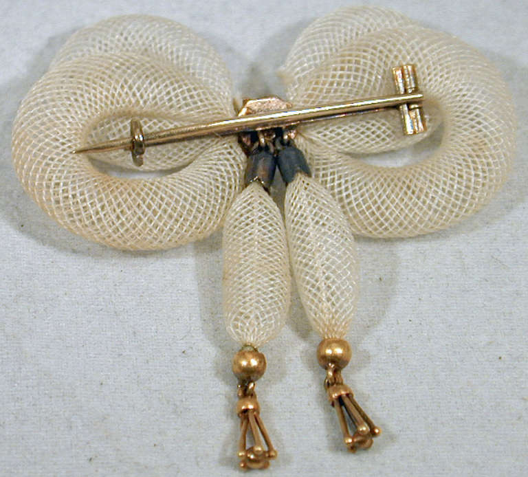 Antike frühviktorianische Schleifenbrosche aus gewebtem Haar in Türkis und Gold Damen im Angebot