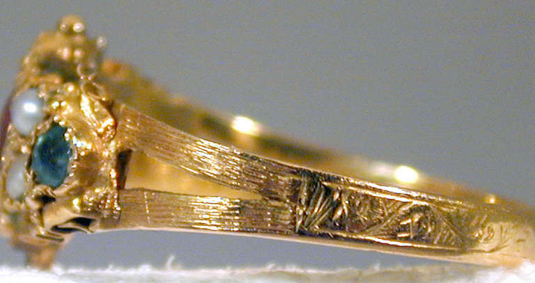 Antiker Perlen-Amethyst-Smaragd-Goldring im Zustand „Hervorragend“ in Baltimore, MD