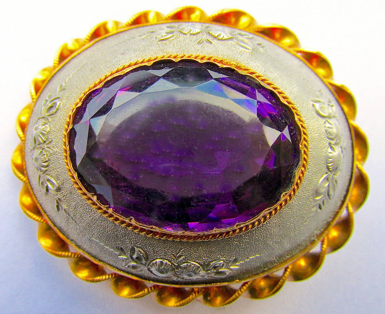 Broche ancienne en aluminium en vente 1