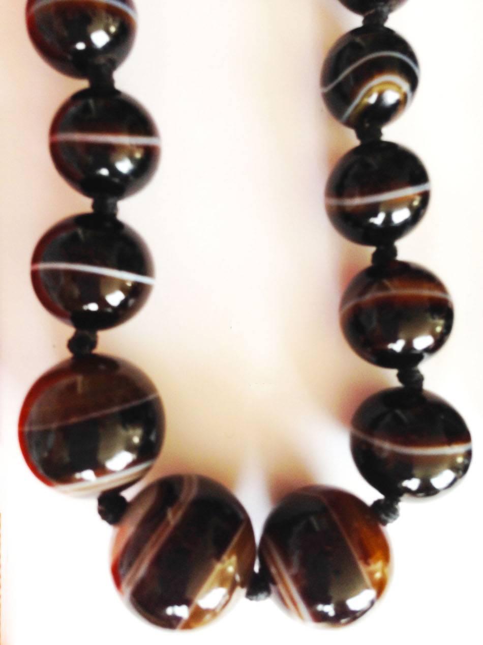 Taille cabochon Collier de perles d'agate à bandes, de style victorien ancien en vente