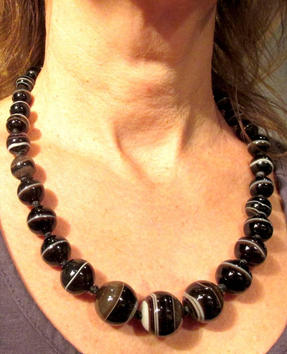 Antique Victorian Banded Agate Bead Necklace In Excellent Condition For Sale In Baltimore, MD