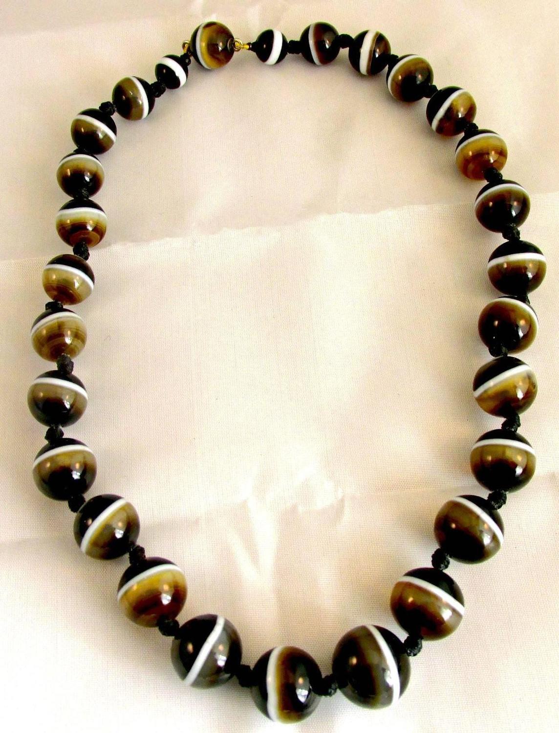 Antique Banded Agate Bead Necklace For Sale at 1stdibs
