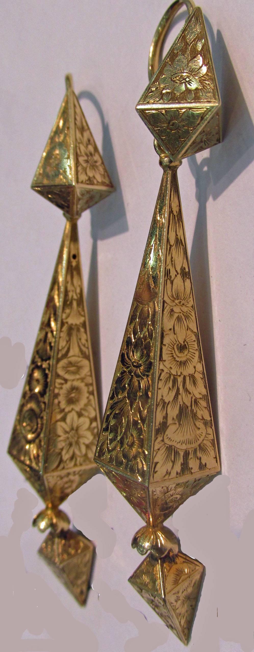 Antique Engraved Gold Drop Earrings In Excellent Condition In Baltimore, MD