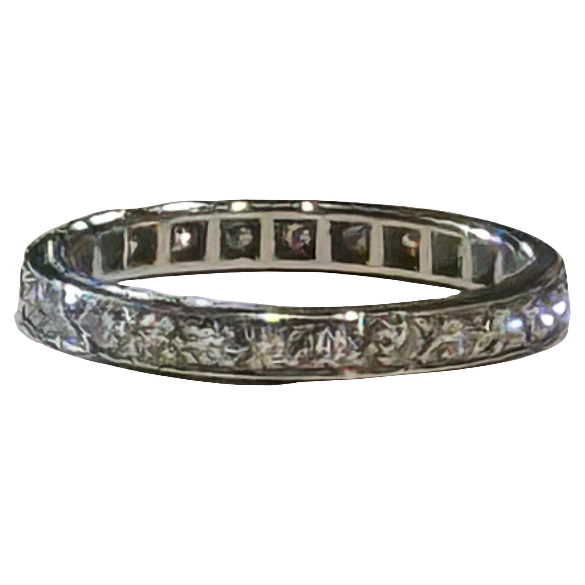 Un bracelet d'éternité en diamant atypique, serti en palladium.  Habituellement, les groupes d'éternité de cette période  sont sertis d'or.  Les 26 diamants ronds 3 points de pleine taille pèsent au total environ 80 points.  TAILLE USA 6 1/2.  Il ne