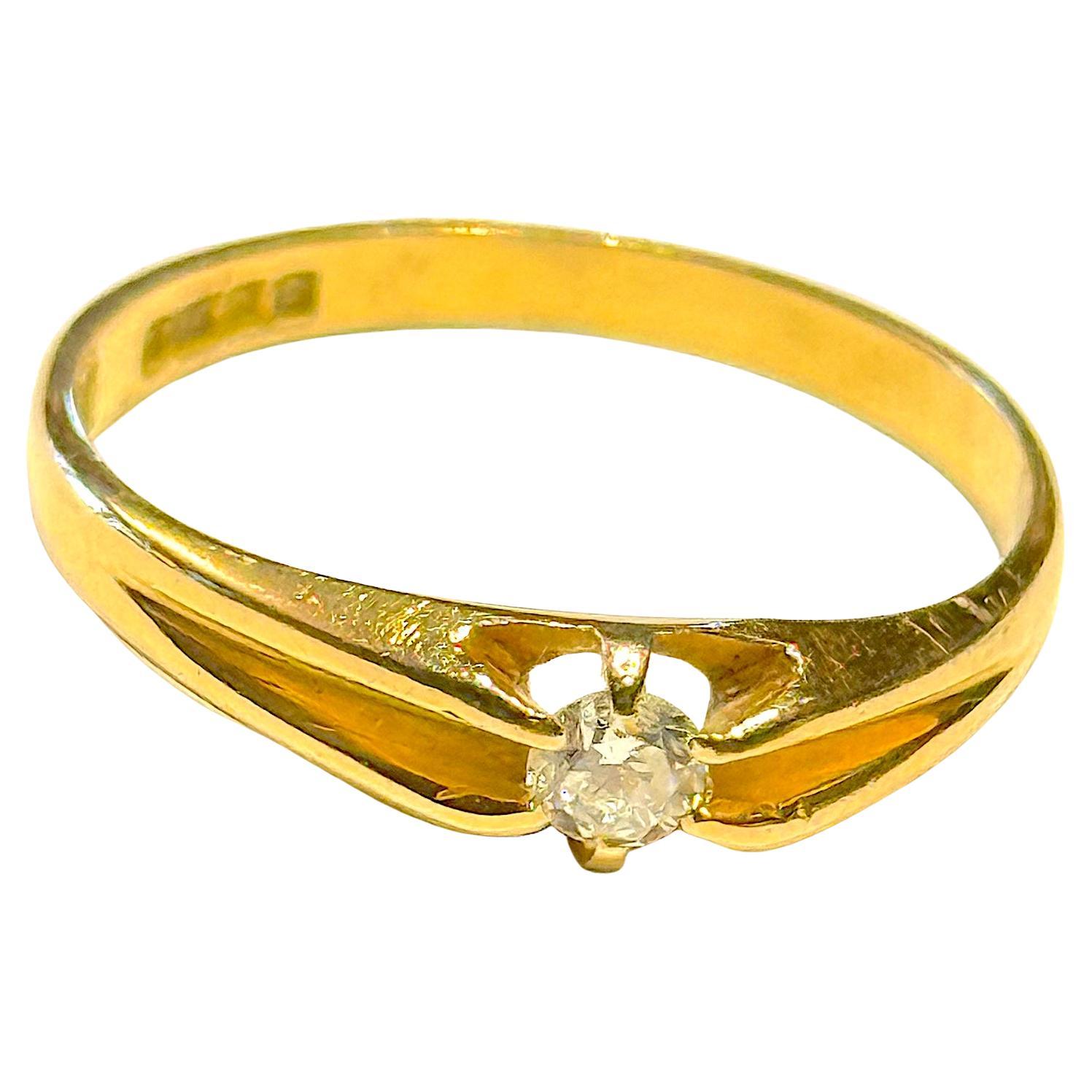 Anello con diamante rotondo e pietra singola con marchio Londra 1918 18K a forma di staffa sz8 1/2 in vendita