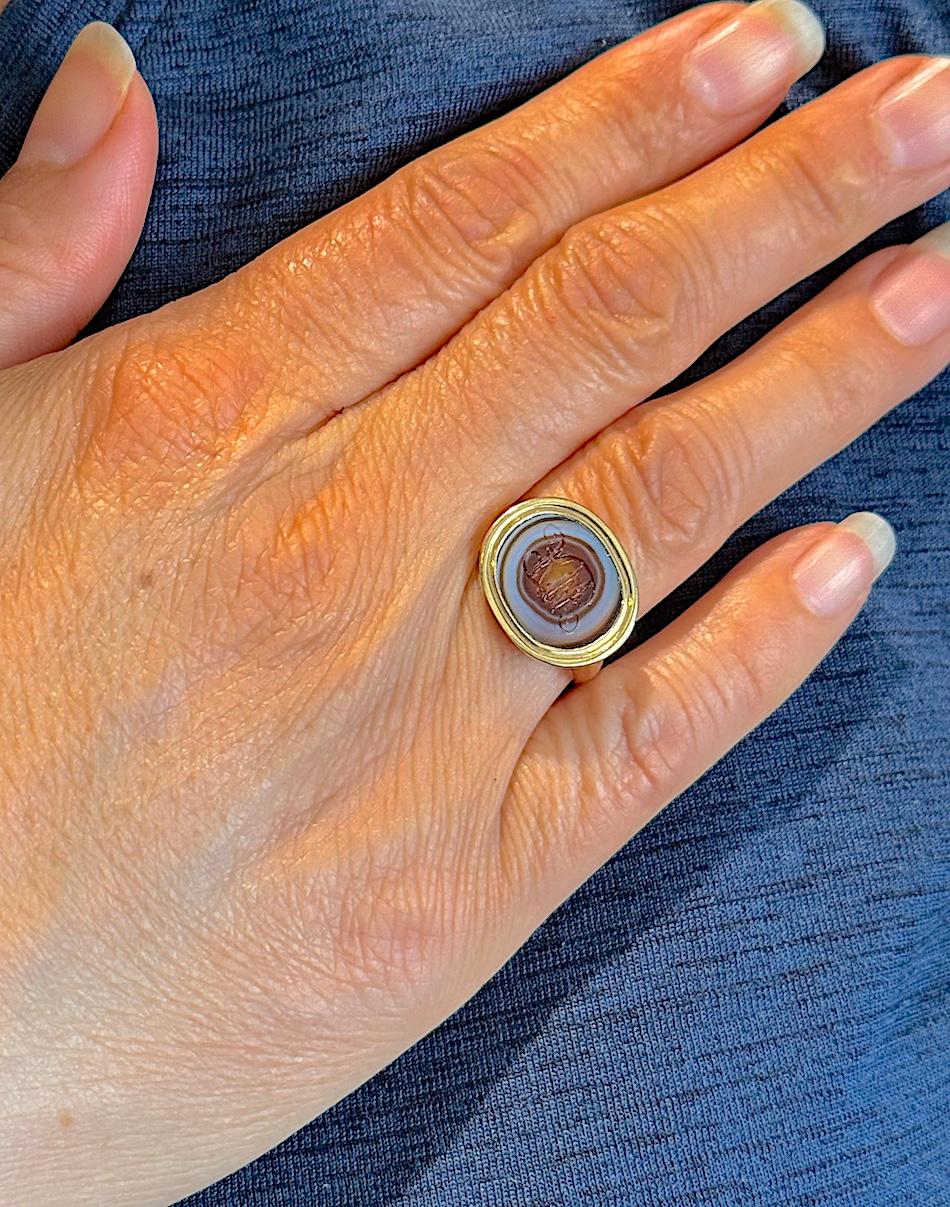 c1780 18K Monogrammierte Bullseye Achat Ring im Angebot 8