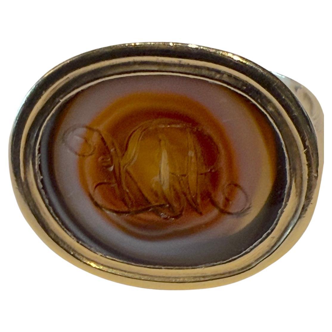 c1780 18K Monogrammierte Bullseye Achat Ring im Angebot