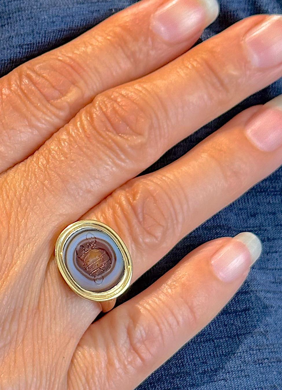 c1780 18K Monogrammierte Bullseye Achat Ring im Angebot 9