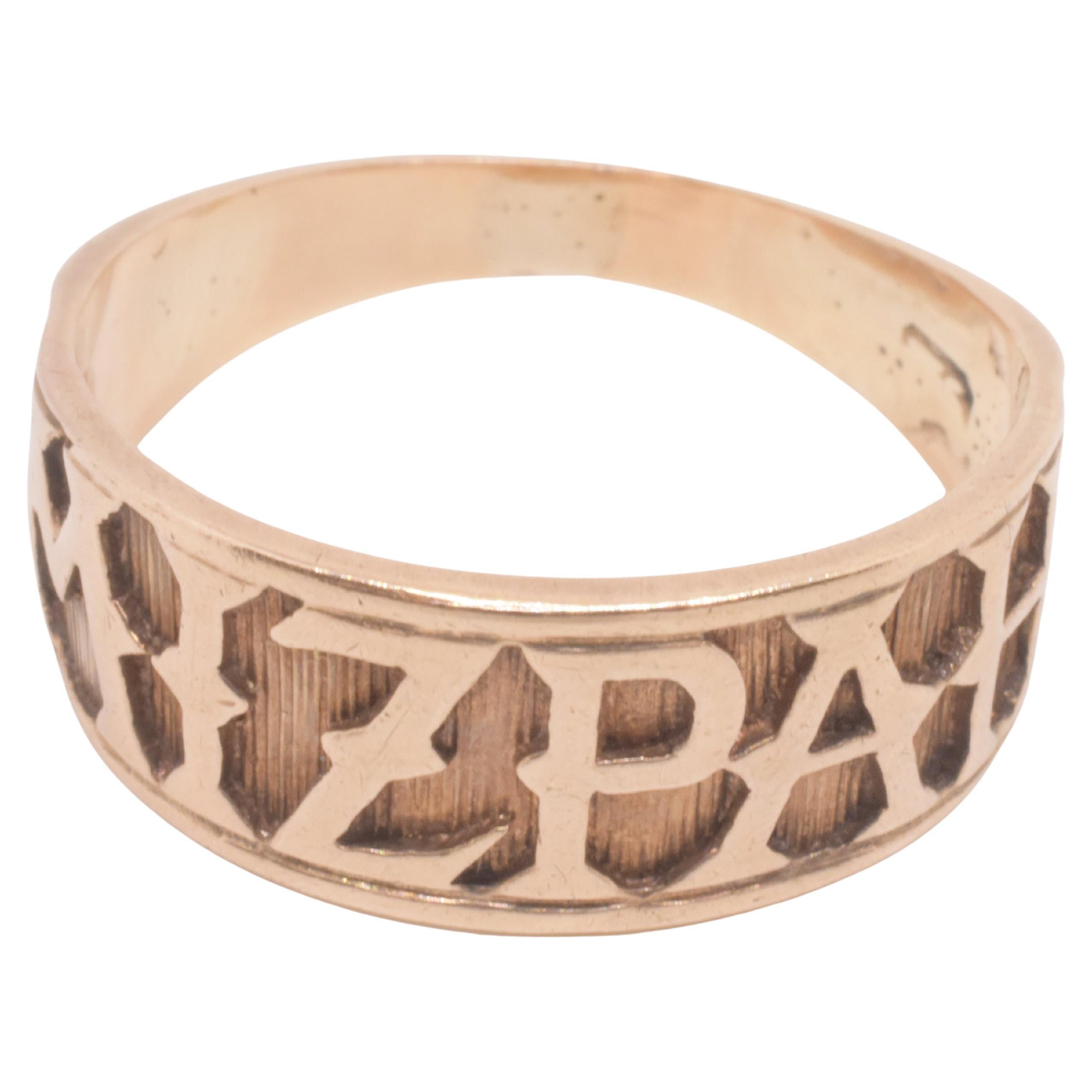 CIRCA 1900 9K Sentimental Mitzvah Band Ring mit stilisierten Blockbuchstaben im Angebot
