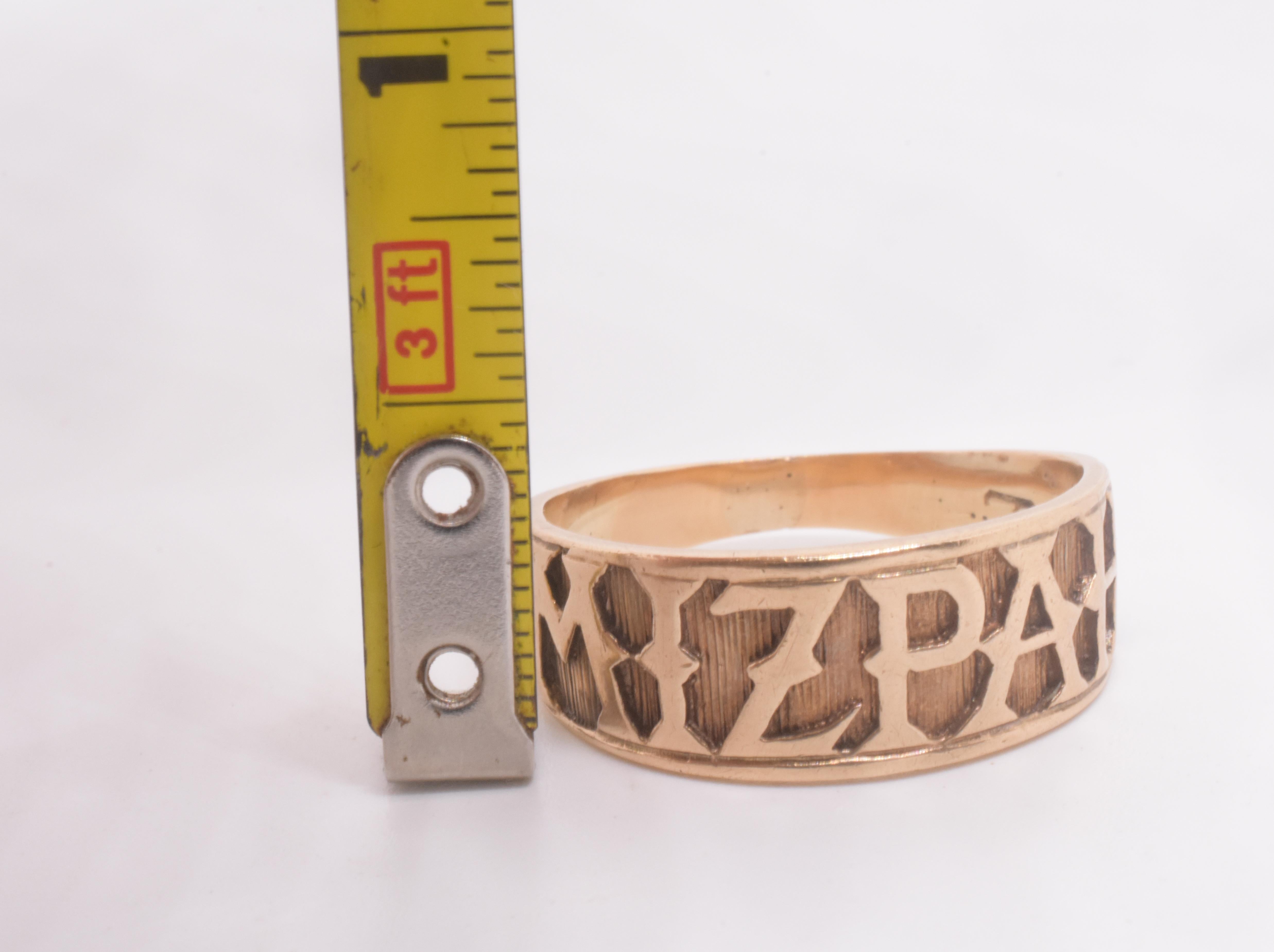 CIRCA 1900 9K Sentimental Mitzvah Band Ring mit stilisierten Blockbuchstaben im Angebot 1