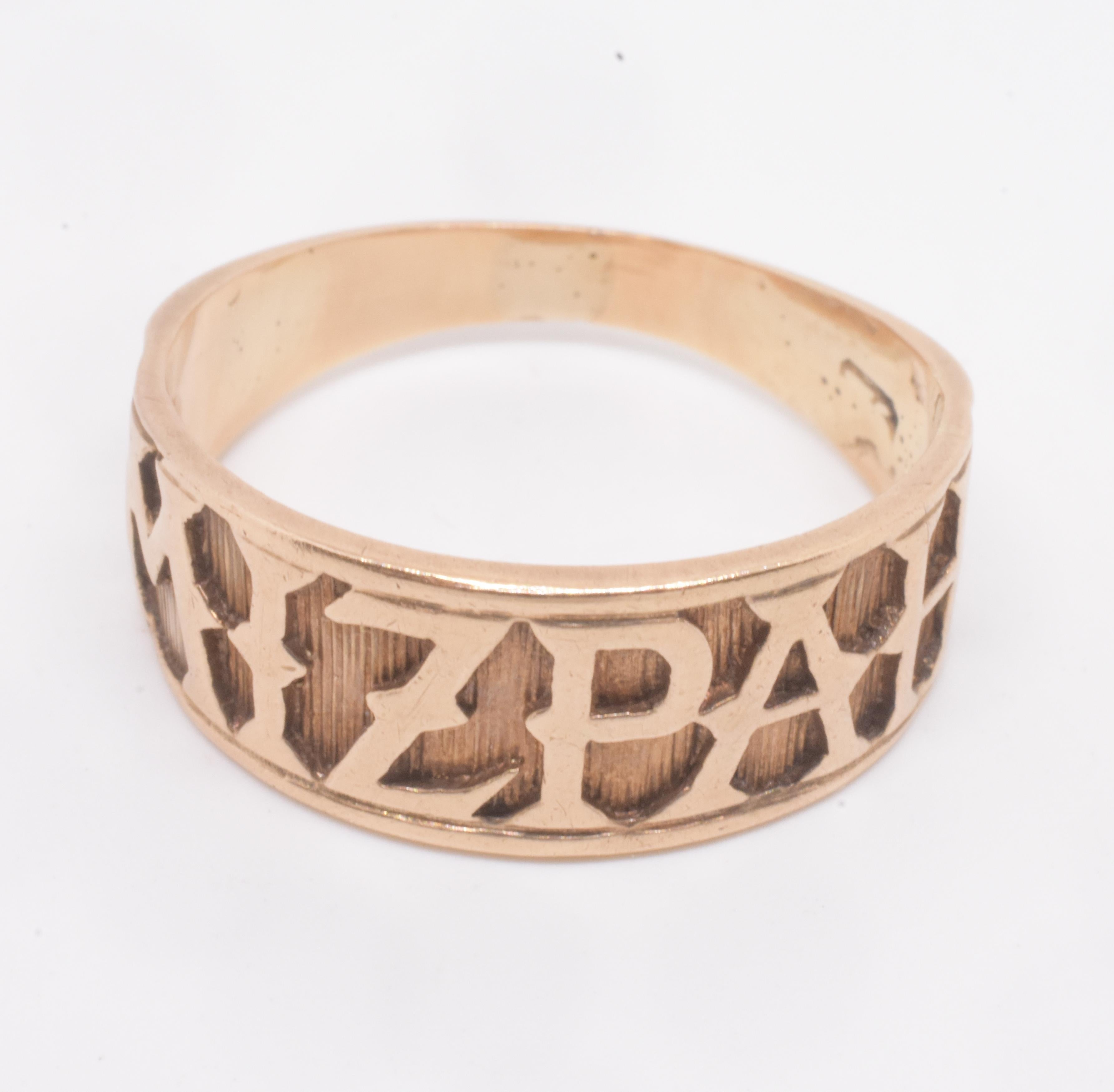 CIRCA 1900 9K Sentimental Mitzvah Band Ring mit stilisierten Blockbuchstaben im Angebot 2