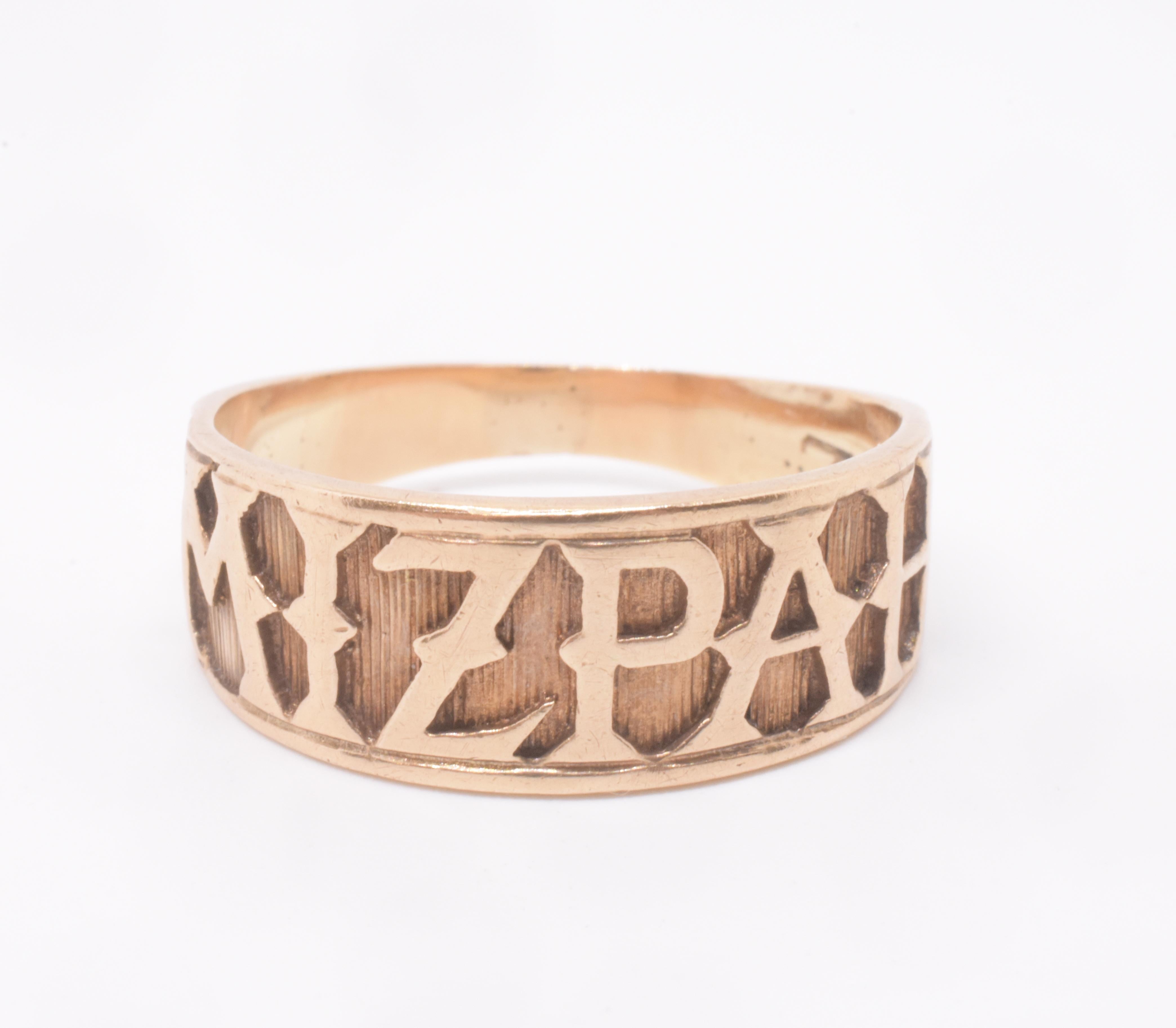CIRCA 1900 9K Sentimental Mitzvah Band Ring mit stilisierten Blockbuchstaben im Angebot 3