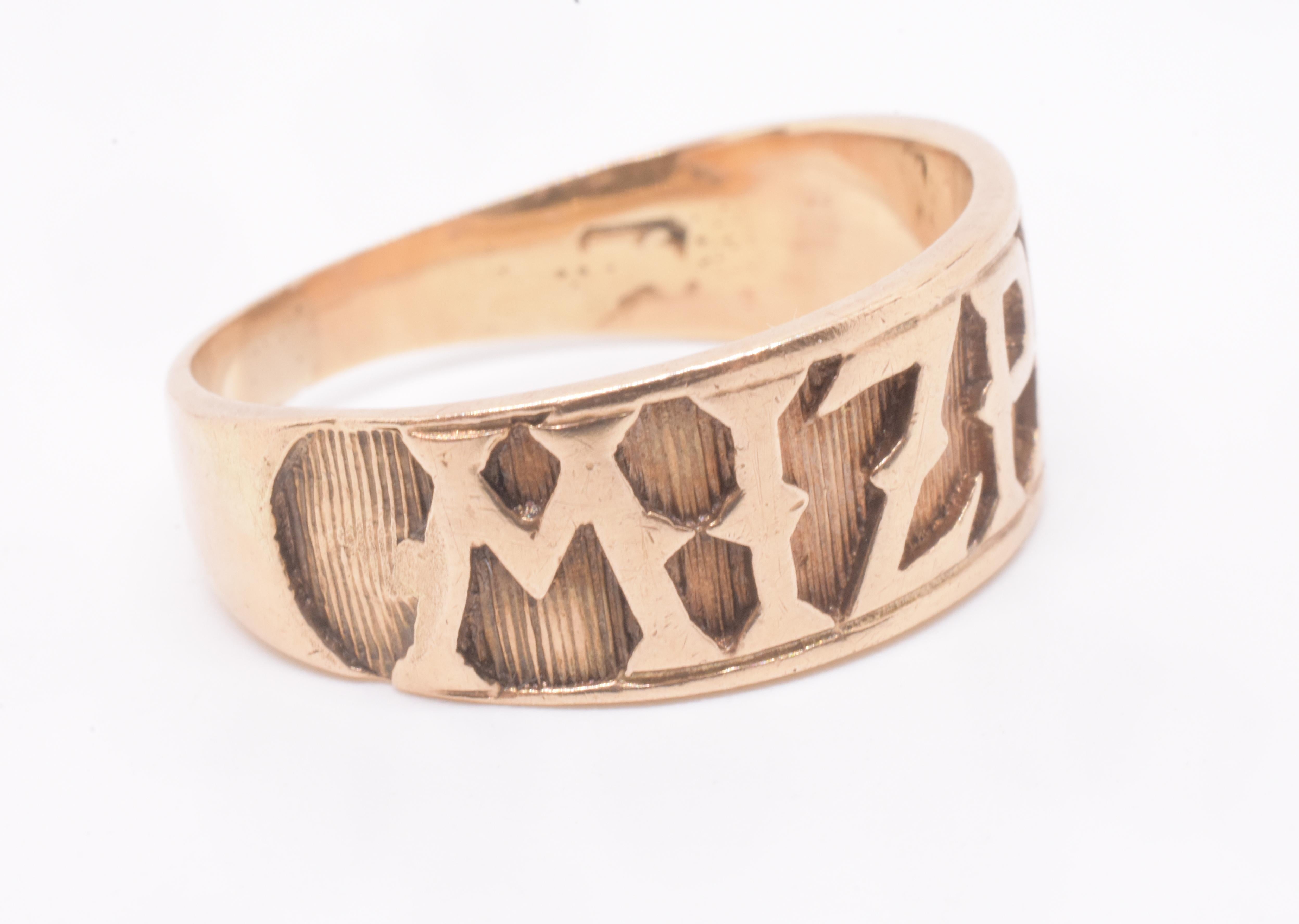 CIRCA 1900 9K Sentimental Mitzvah Band Ring mit stilisierten Blockbuchstaben im Angebot 5