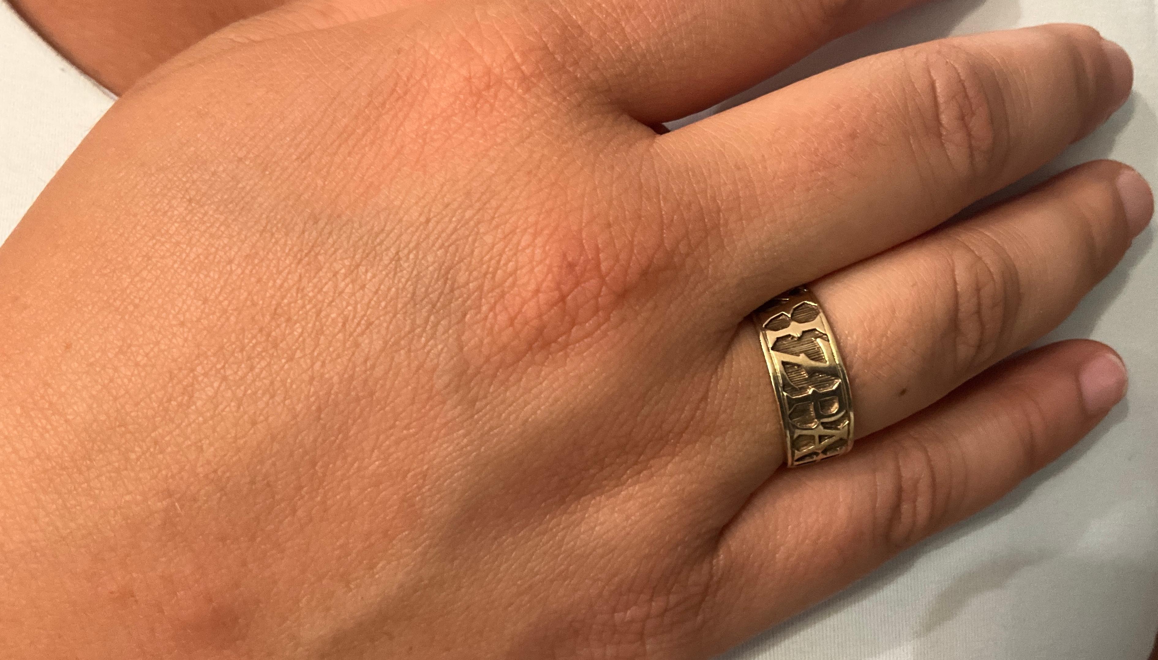 CIRCA 1900 9K Sentimental Mitzvah Band Ring mit stilisierten Blockbuchstaben im Angebot 7