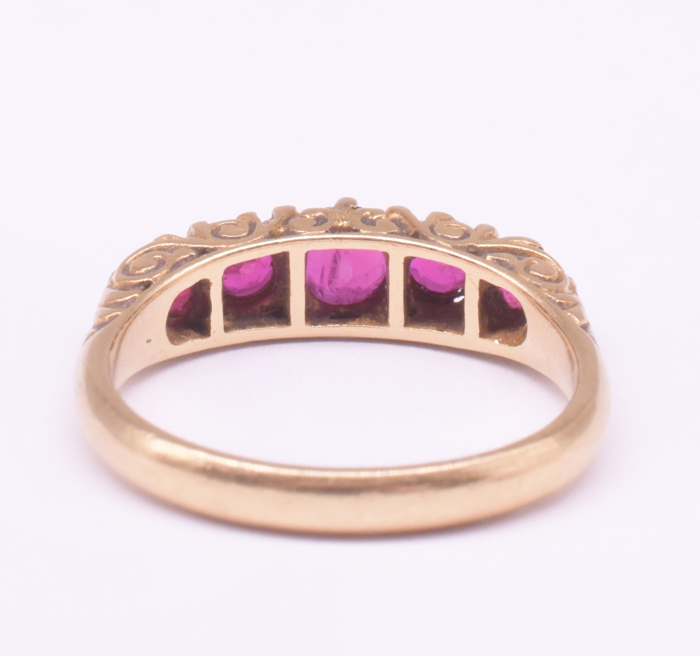 C1880 Bague à cinq pierres et demi-cercle en rubis 18K Bon état - En vente à Baltimore, MD