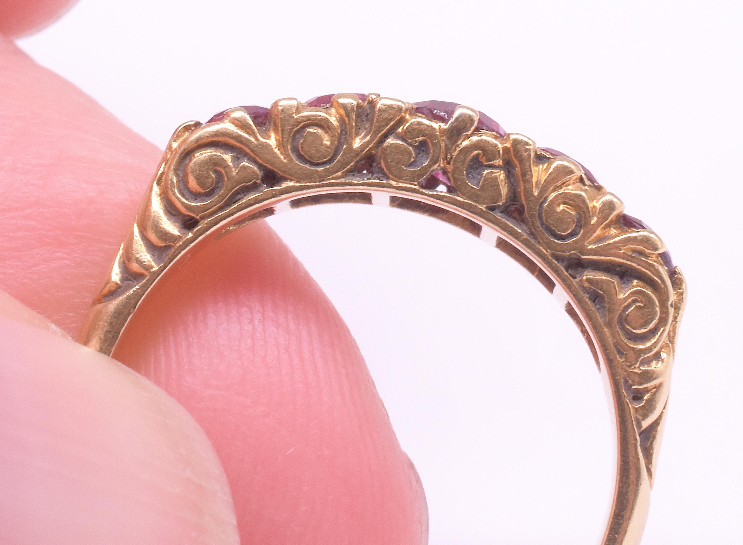 C1880 Bague à cinq pierres et demi-cercle en rubis 18K Unisexe en vente