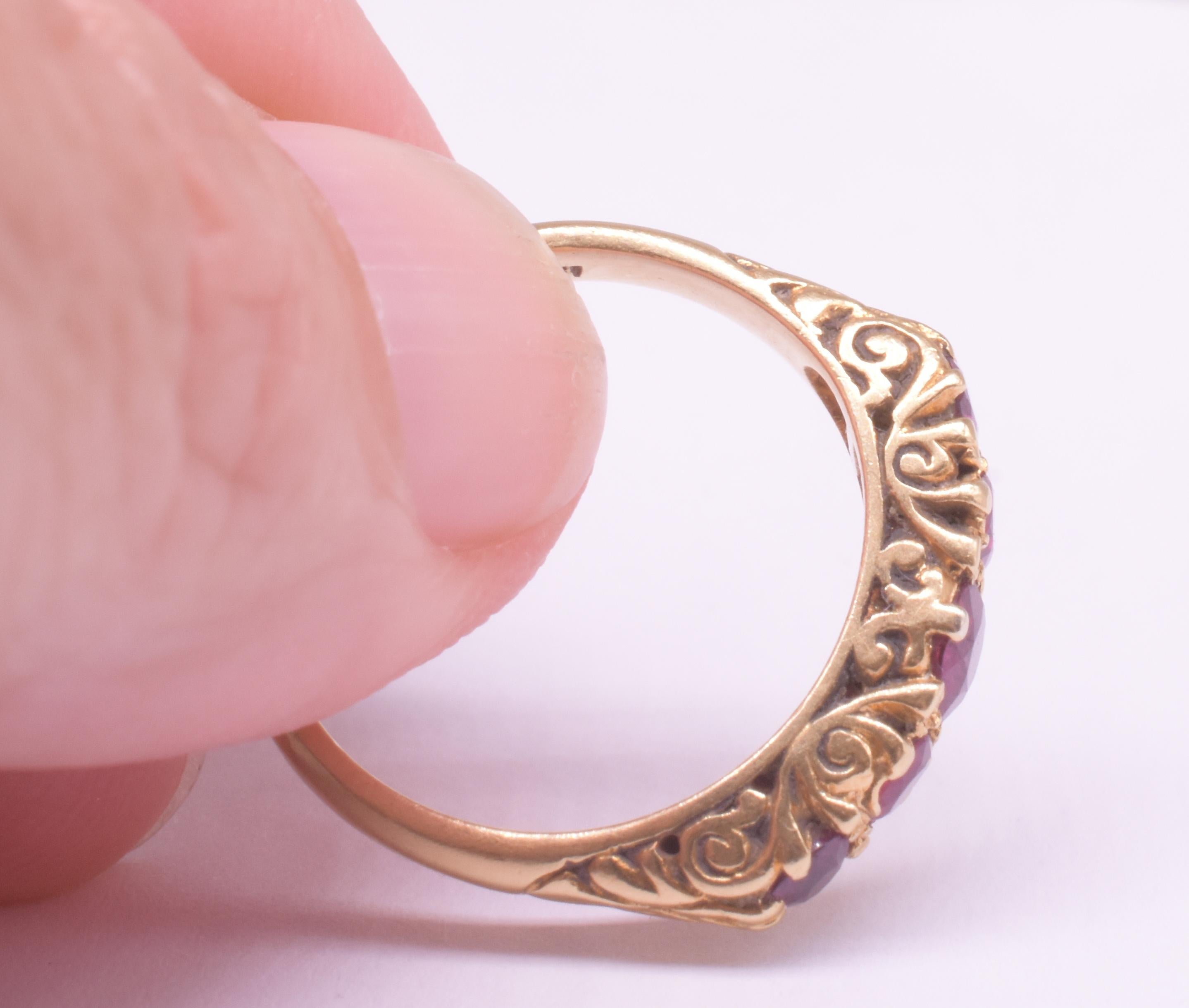 C1880 Bague à cinq pierres et demi-cercle en rubis 18K en vente 1