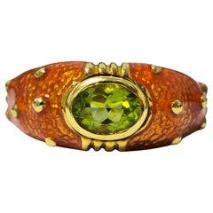 Ring aus Gelbgold mit 1,22 Karat grünem Peridot und orangefarbener Emaille