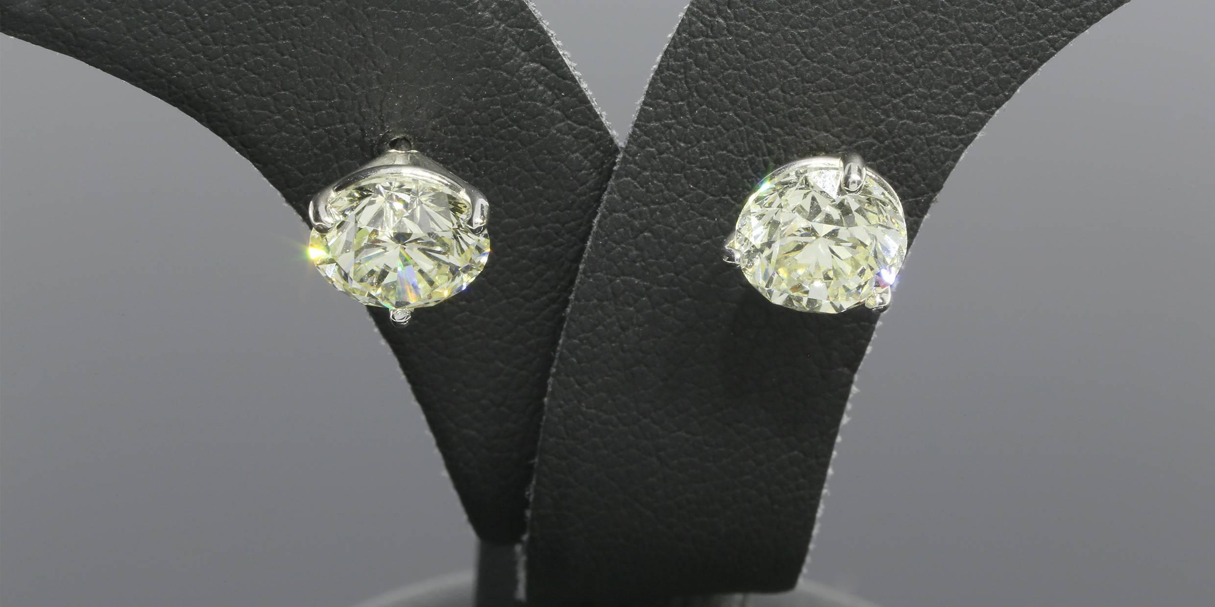Round Diamond Gold Stud Earrings 1