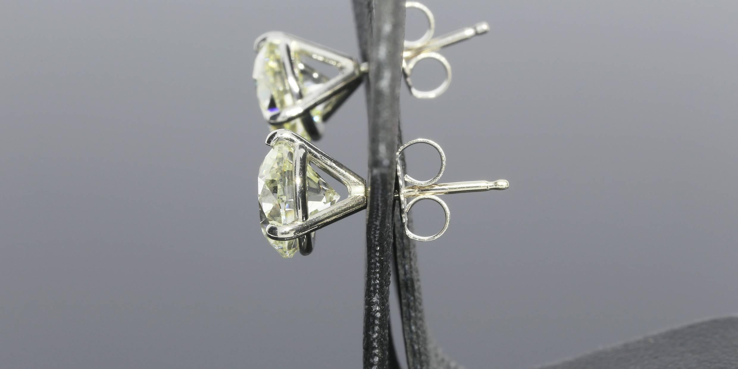 Round Diamond Gold Stud Earrings 3