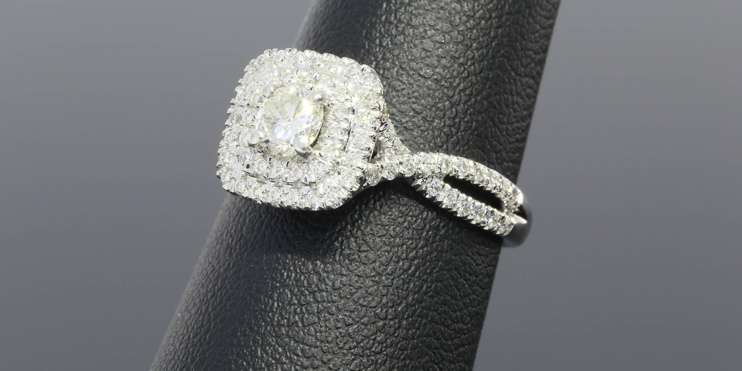 Gabriel & Co. Double Cushion Halo Twist Shank Diamant Gold Ring im Zustand „Neu“ in Columbia, MO