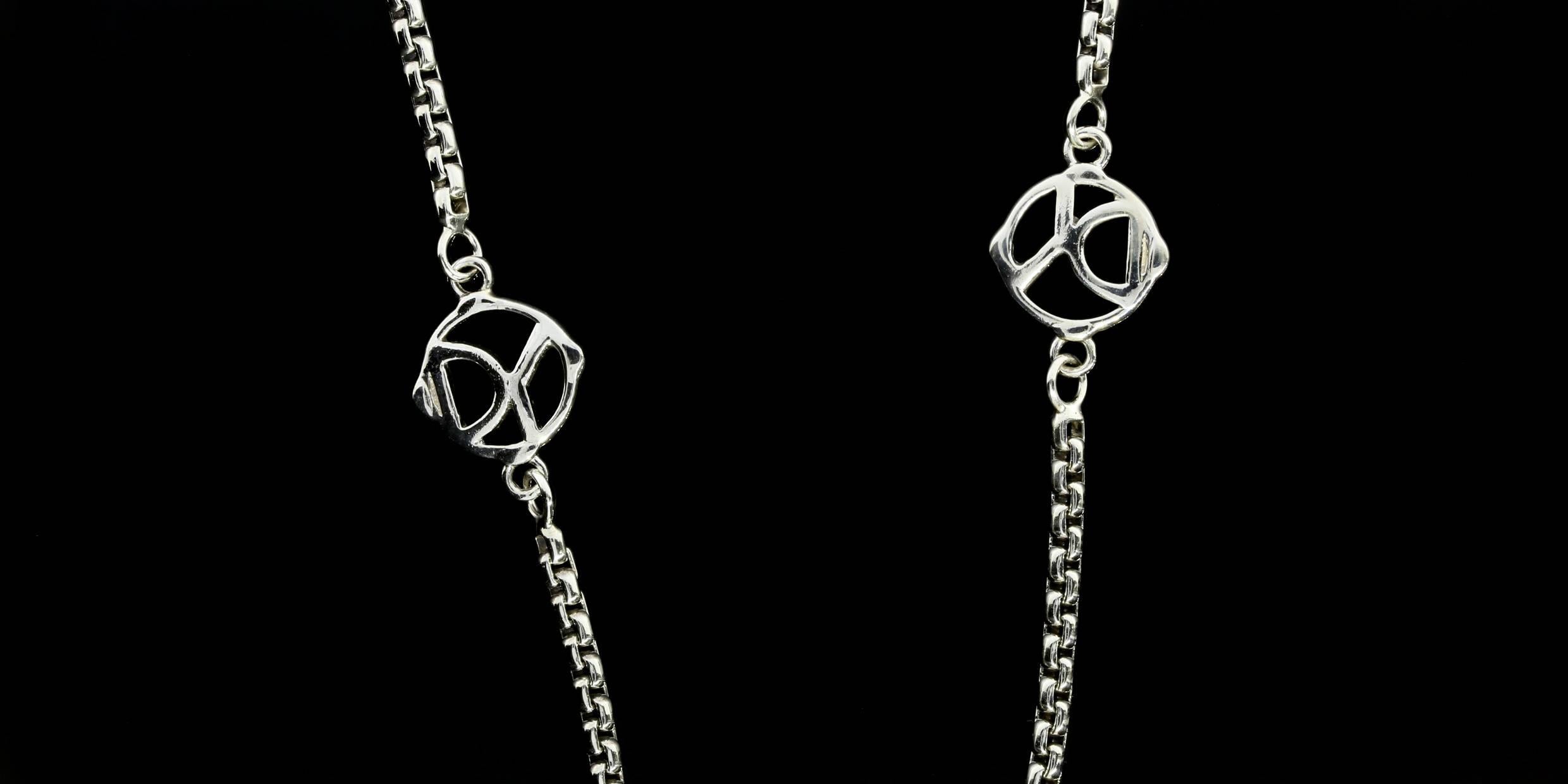This David Yurman logo chain is a versatile piece of jewelry. The necklace is a sterling silver box chain with 6 