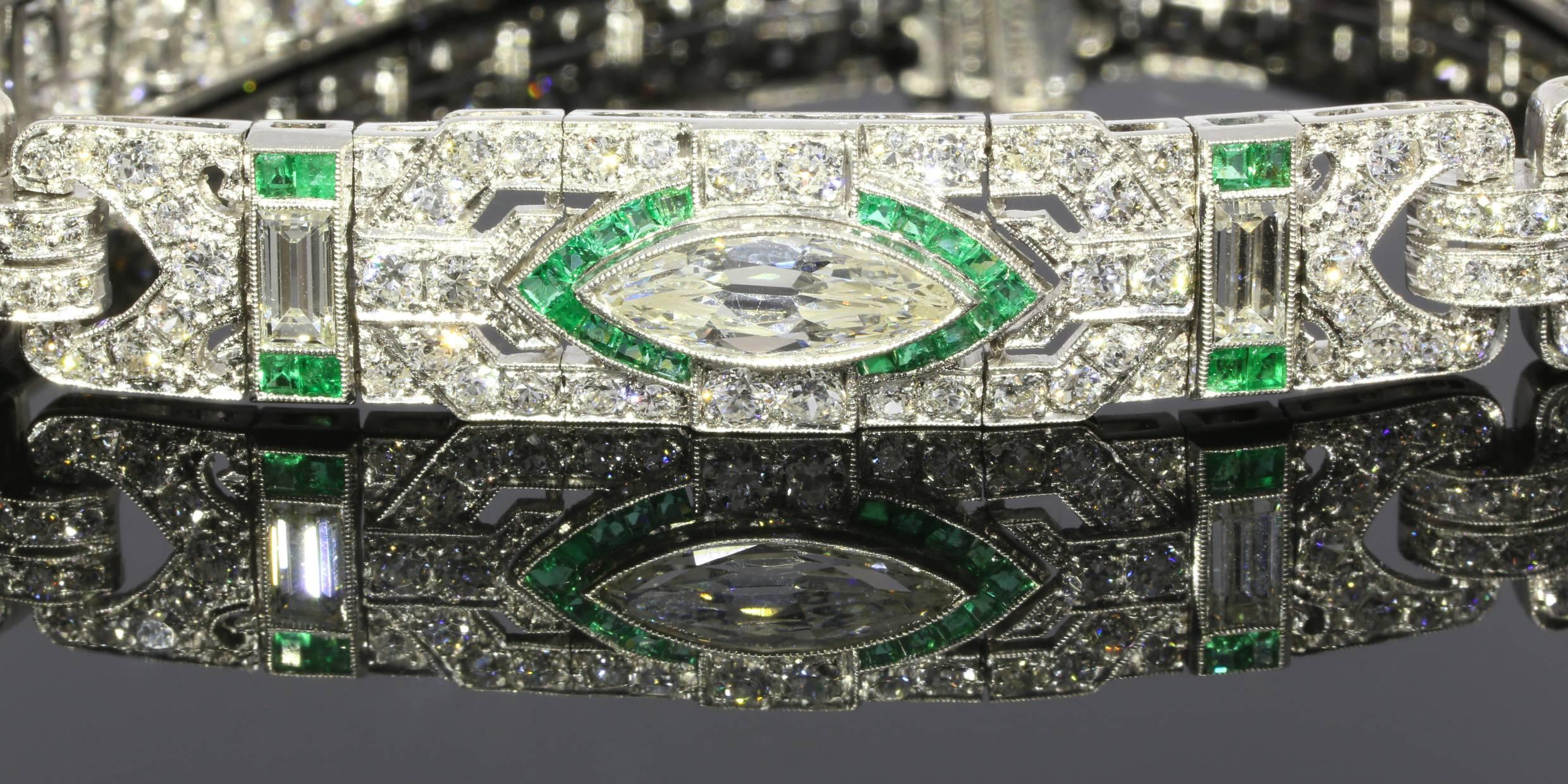 Dieses wunderschöne Platingliederarmband ist eine einzigartige:: außergewöhnliche Art-Déco-Kreation. Marquise:: baguettefarbene und & runde Diamanten werden von leuchtend grünen Smaragden in einem exquisiten Muster akzentuiert. Der Diamant in der