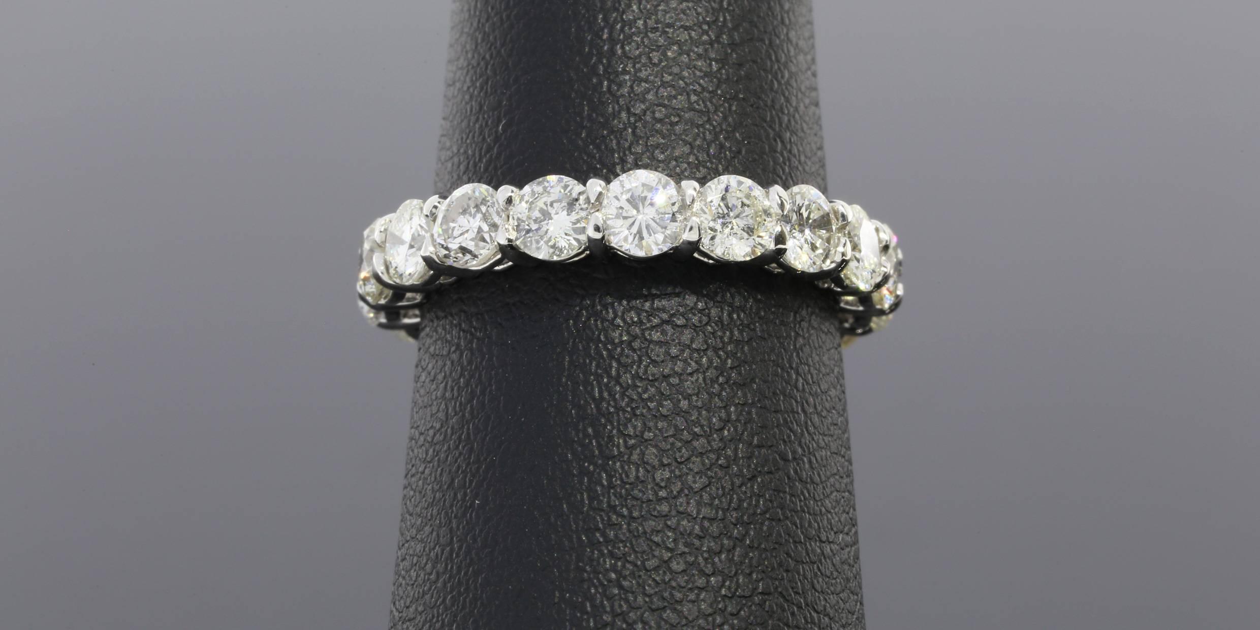 2.90 Carats Round Diamonds Gold Eternity Wedding Band Ring  In New Condition In Columbia, MO