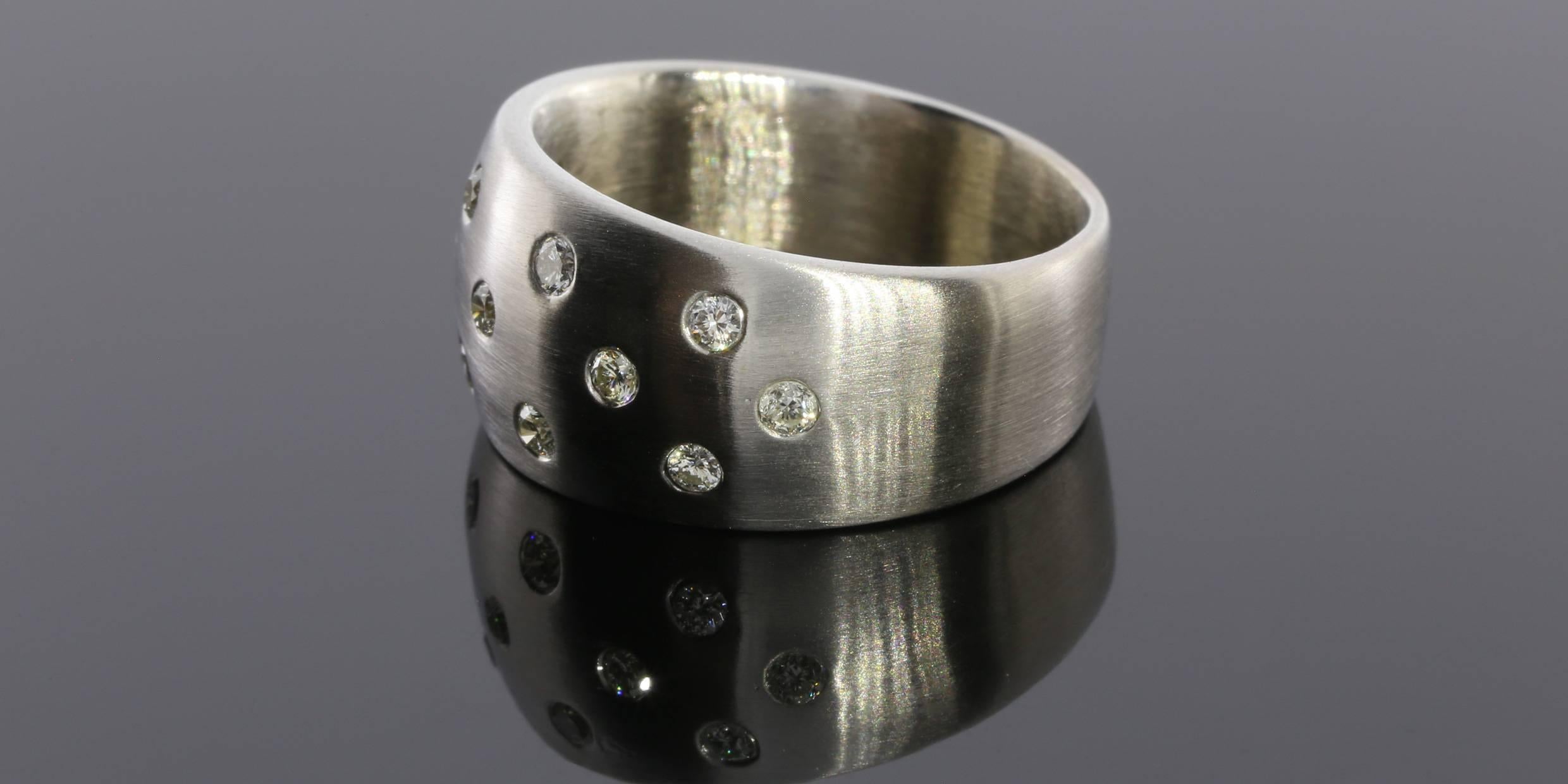 Diamond Flush Set Gold Tapered Wedding Band Ring In New Condition In Columbia, MO