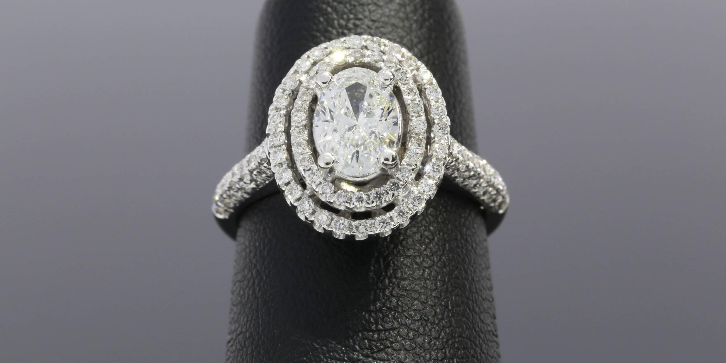Atemberaubender ovaler Brillant-Diamant-Doppelhalo-Verlobungsring (Ovalschliff)