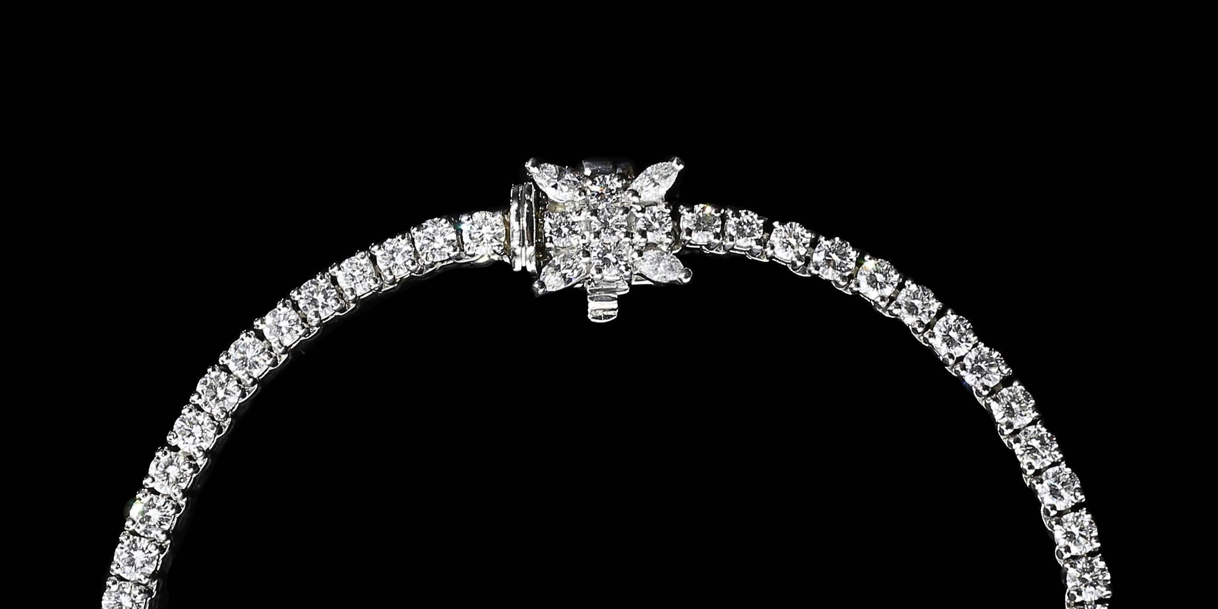 Platinum 25.32 Carats Round Diamonds Graduated Riviere Tennis Necklace In Excellent Condition In Columbia, MO