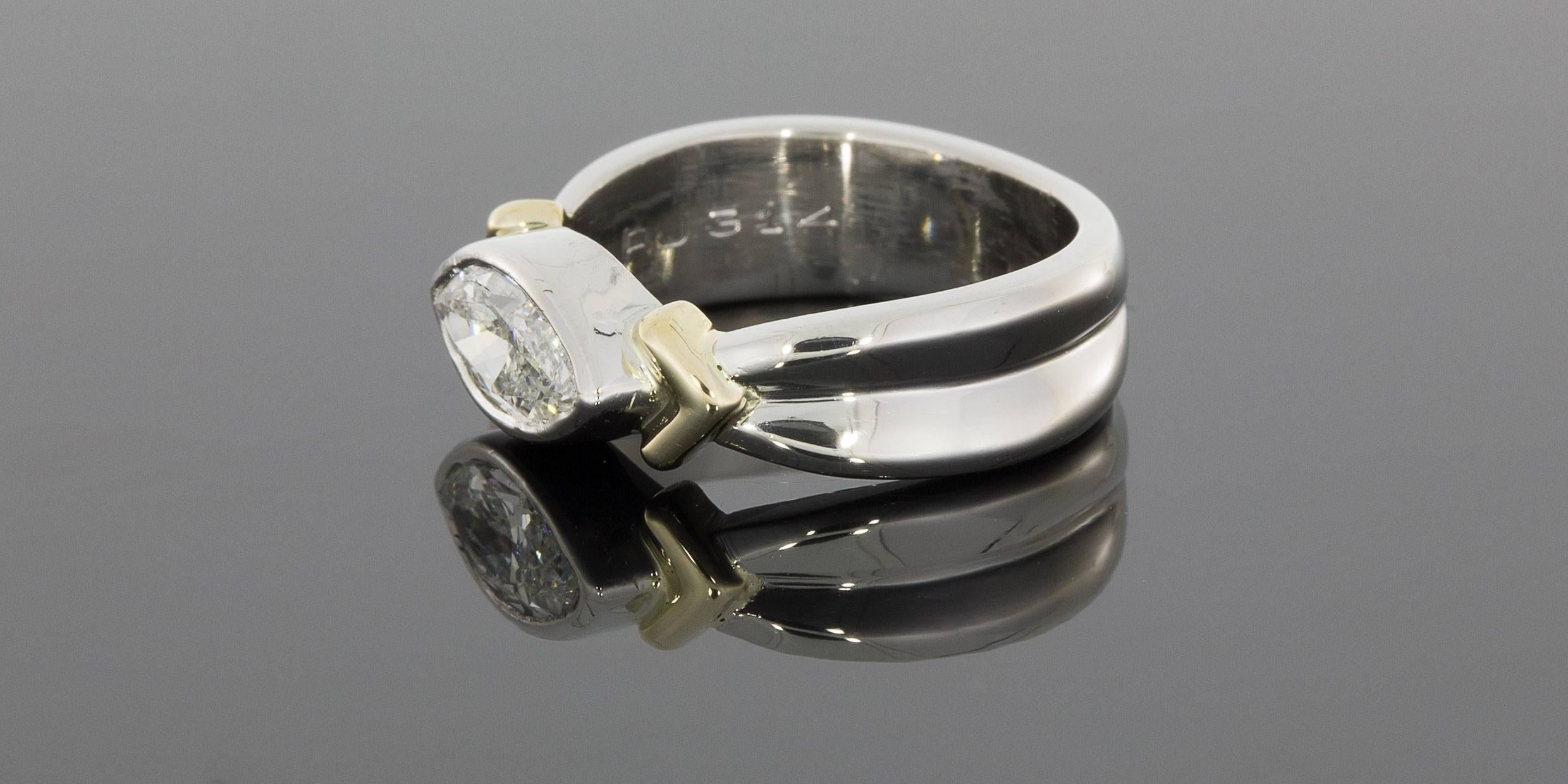Dieser wunderschöne & einzigartige Diamant-Verlobungsring zeichnet sich durch einen funkelnden:: brillanten Diamanten im Marquise-Schliff aus:: der in eine Platinfassung eingefasst ist. Dieser Diamant wiegt 1 Karat & und hat die Qualitätsstufe F/I1.