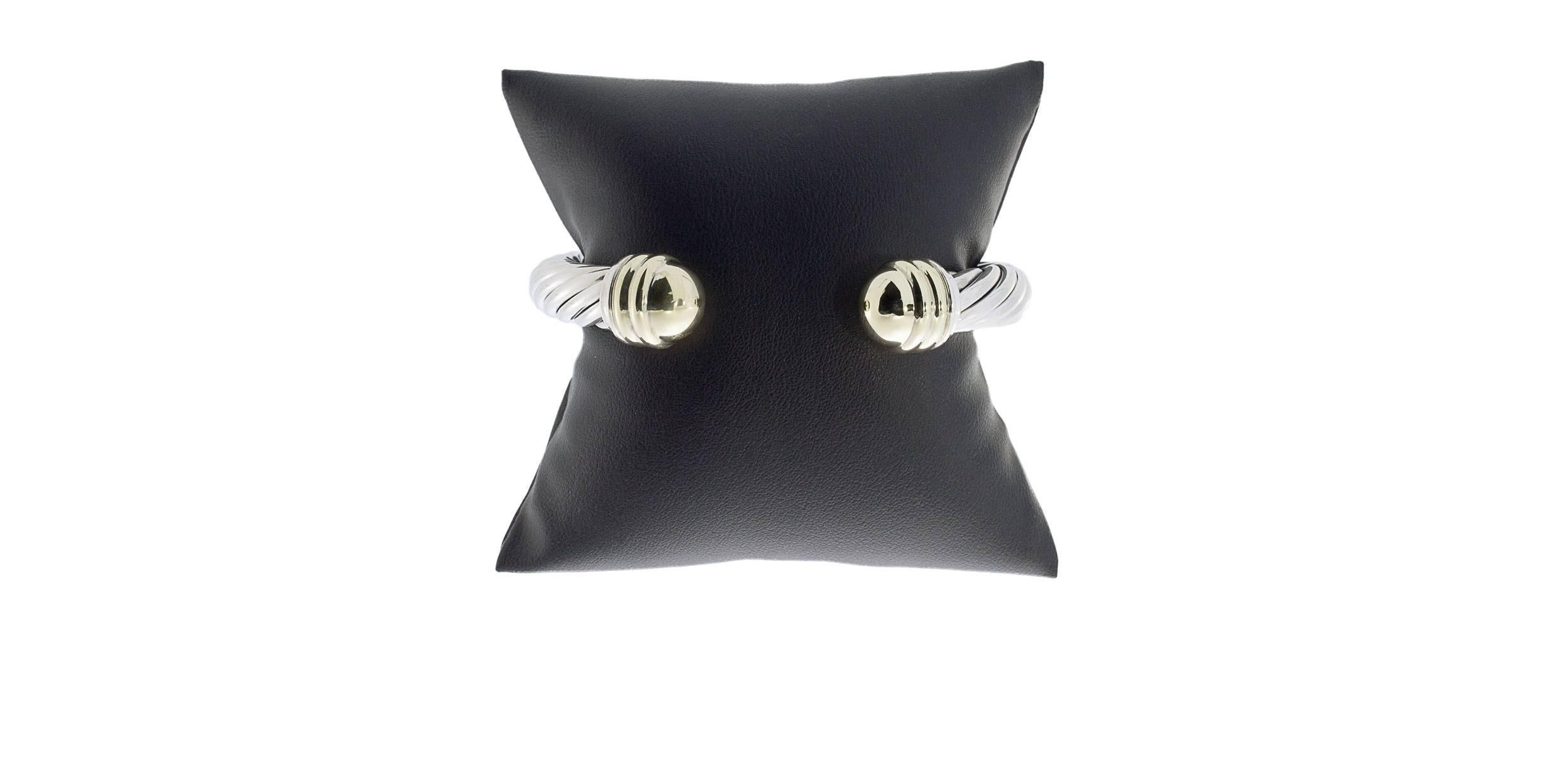 David Yurmans kabelgebundene Schmuckstücke sind zu seinem Markenzeichen geworden und bilden das verbindende Element jeder Kollektion. Dieses schöne:: ausgemusterte Manschettenarmband zeigt Yurmans ikonisches Kabeldesign in einer Breite von 8 mm aus