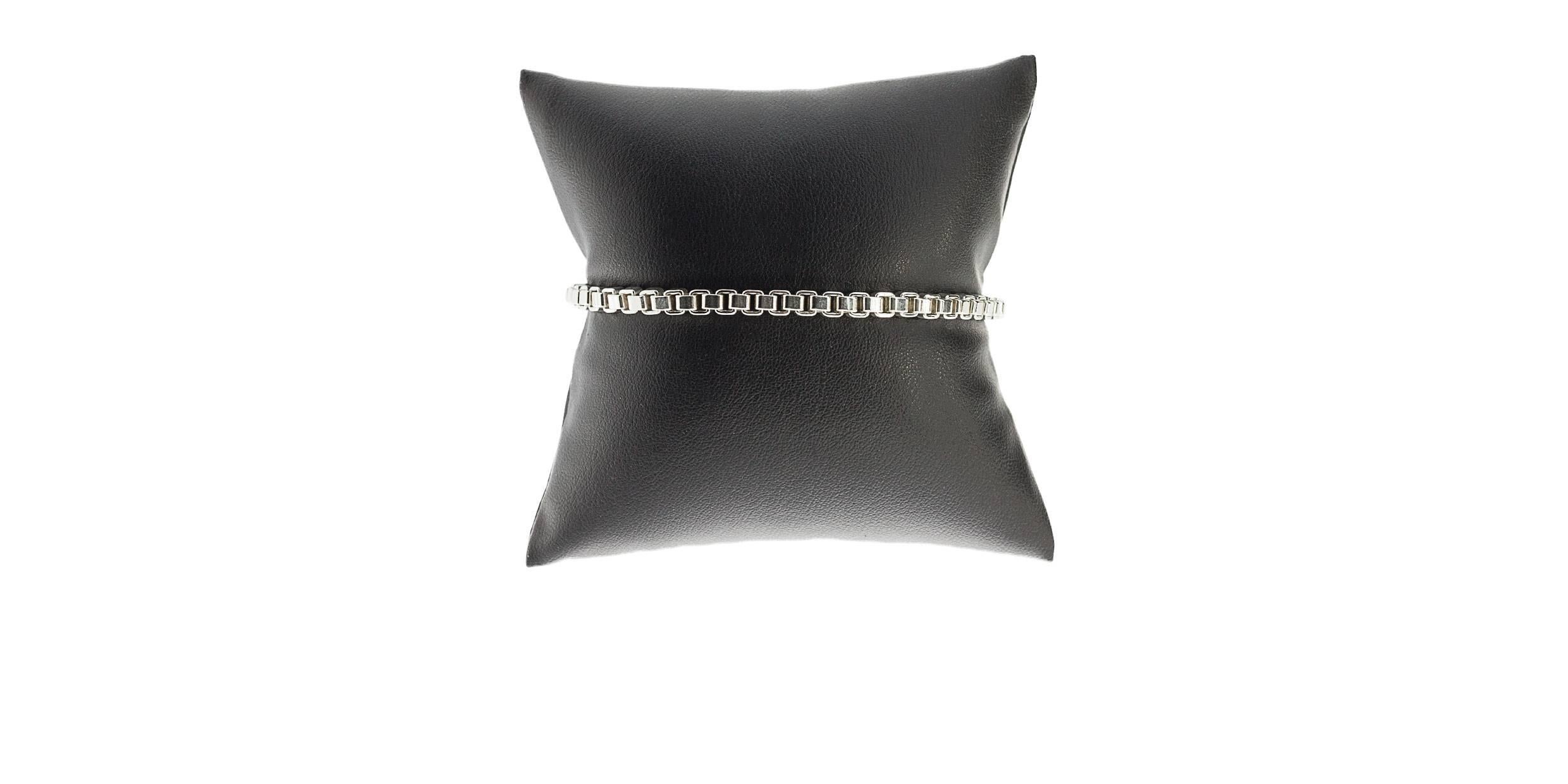 Tiffany & Co Schmuck ist seit langem für seine Qualität & Schönheit bewundert:: & auch in einem eher einfachen Armband:: ihre Qualität zeigt. Dieses schöne Armband besteht aus Sterlingsilber in einer 4::5 mm breiten venezianischen Kastenkette. Er