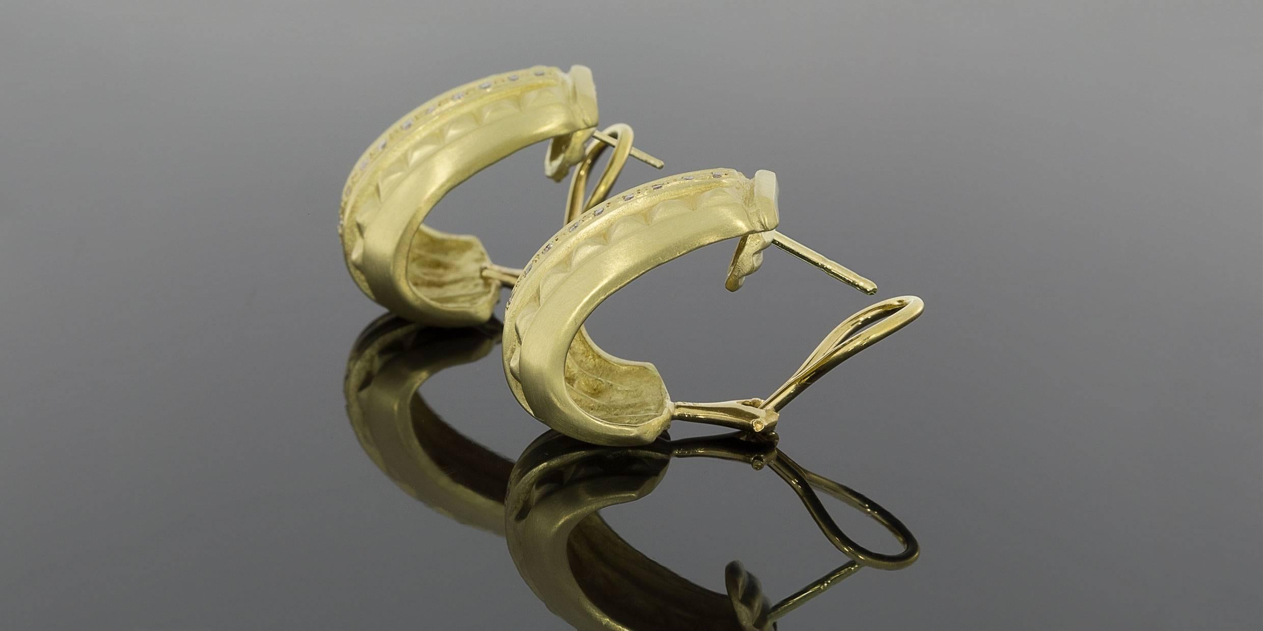 Diamond Matte Finish Gold Structural Hoop Earrings In Excellent Condition In Columbia, MO