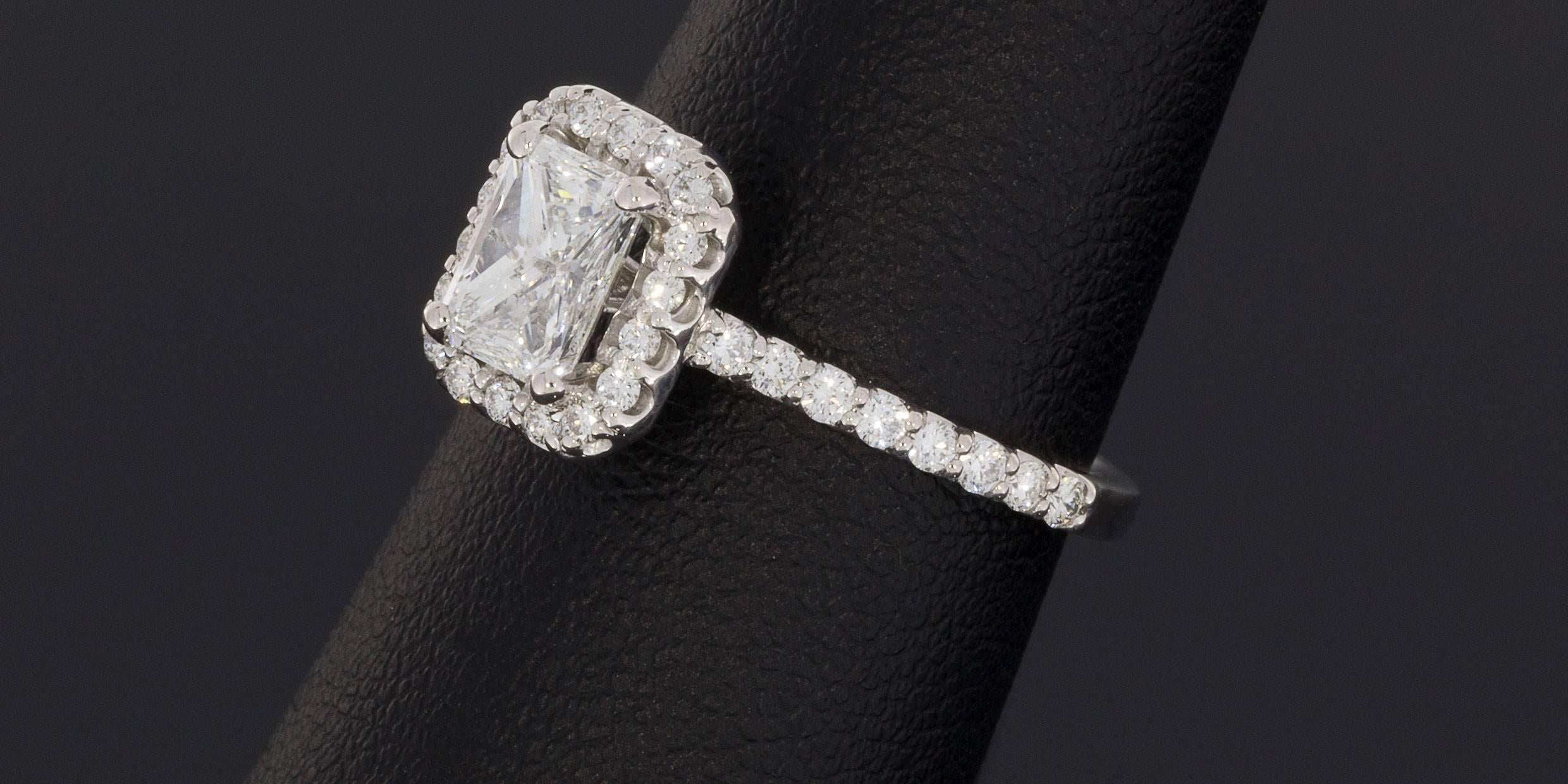 Women's Ritani 1.49 Carat Colorless Radiant Diamond Gold Halo Engagement Ring