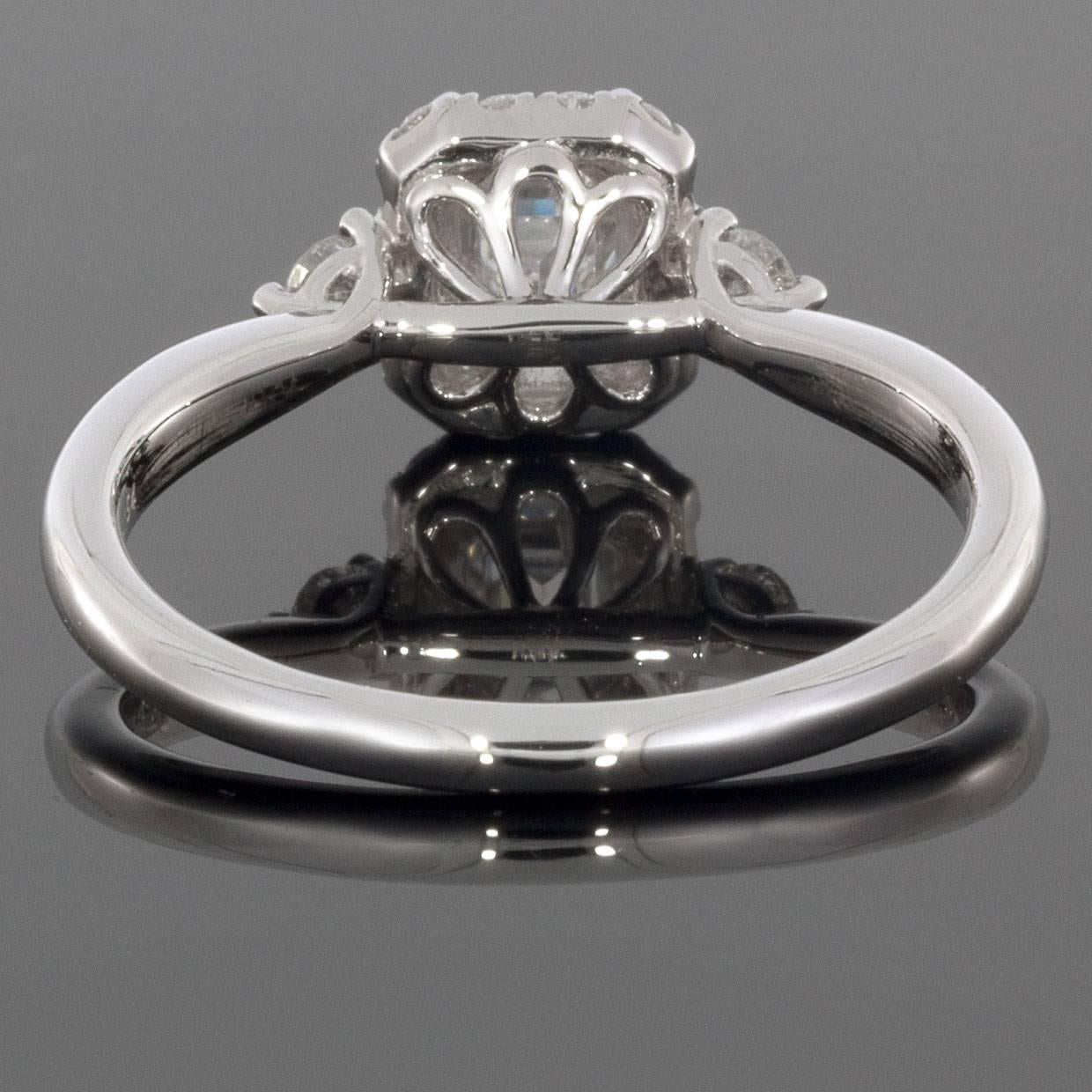 14 Karat White Gold Emerald Halo Diamond Engagement Ring (Smaragdschliff)