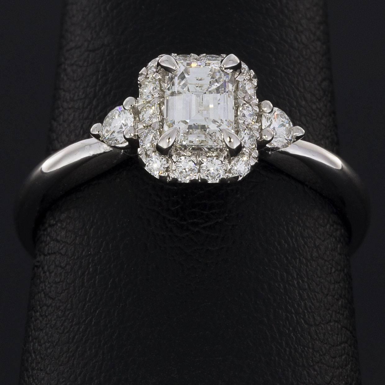 14 Karat White Gold Emerald Halo Diamond Engagement Ring In New Condition In Columbia, MO